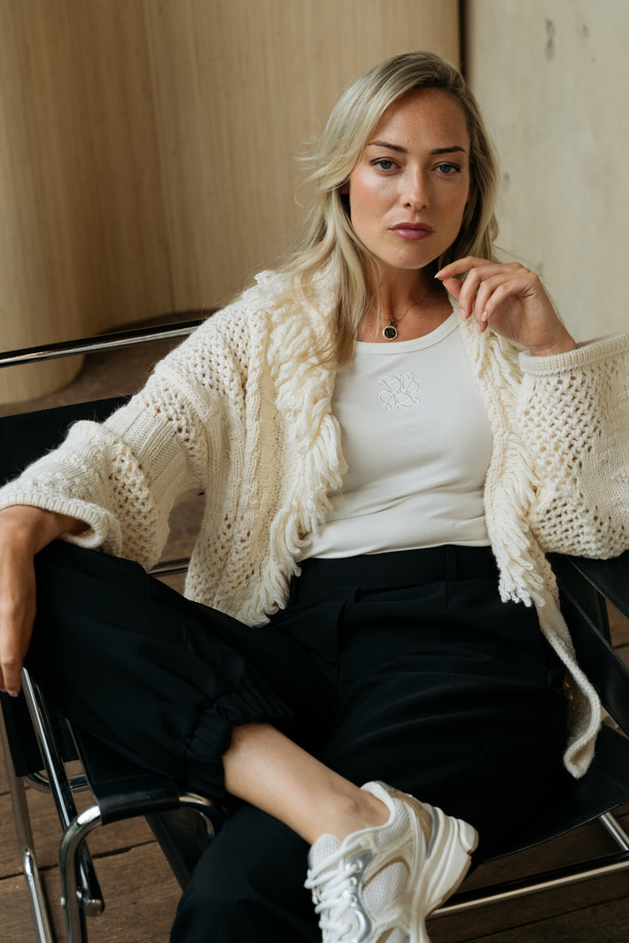 Licht beige Bailey vest van &Co woman, casual damesvest met ronde hals en stijlvolle pasvorm, gedragen door een model.