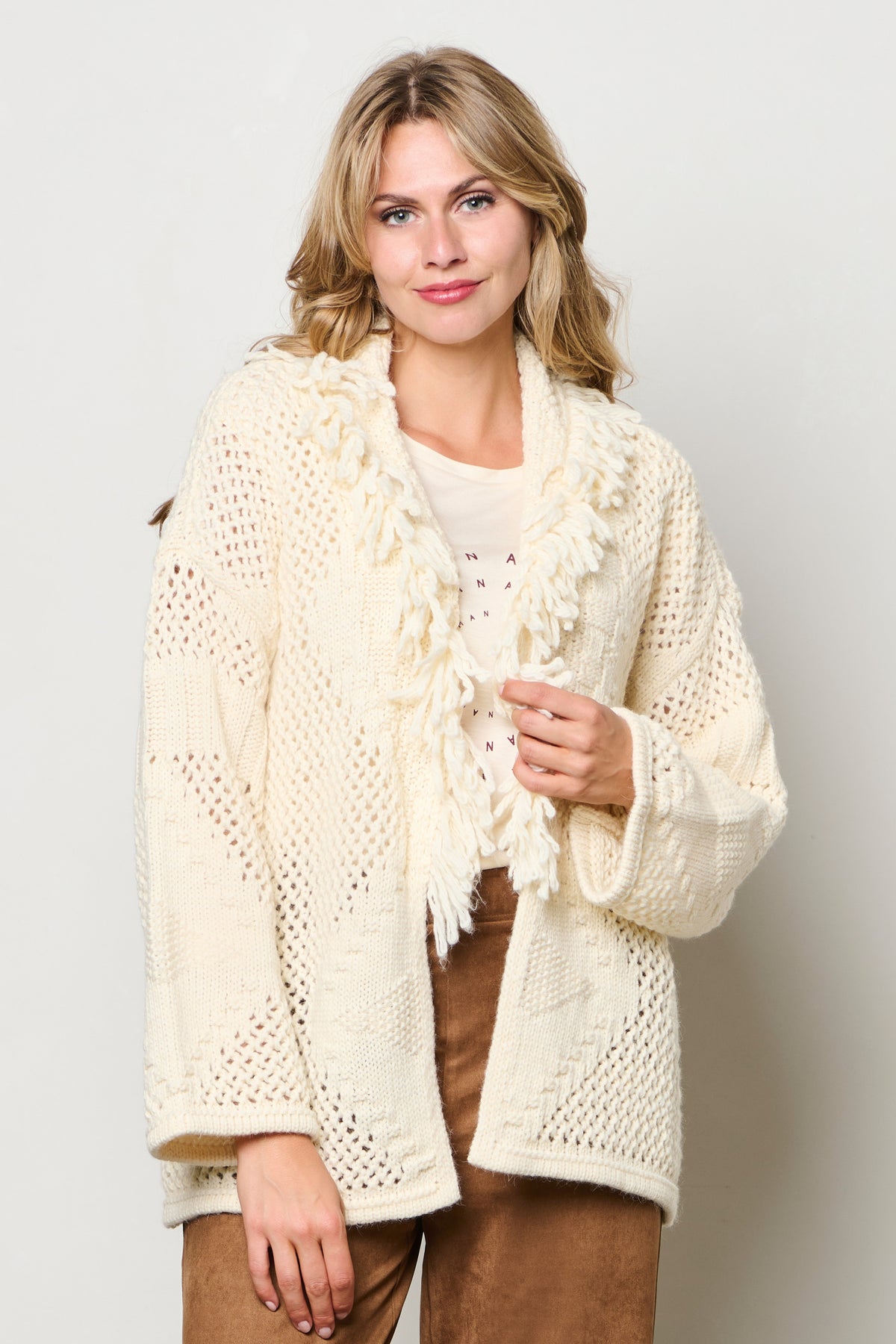 Lichte beige Bailey vest van &Co woman, zachte stof en eenvoudige pasvorm, zichtbaar op model.