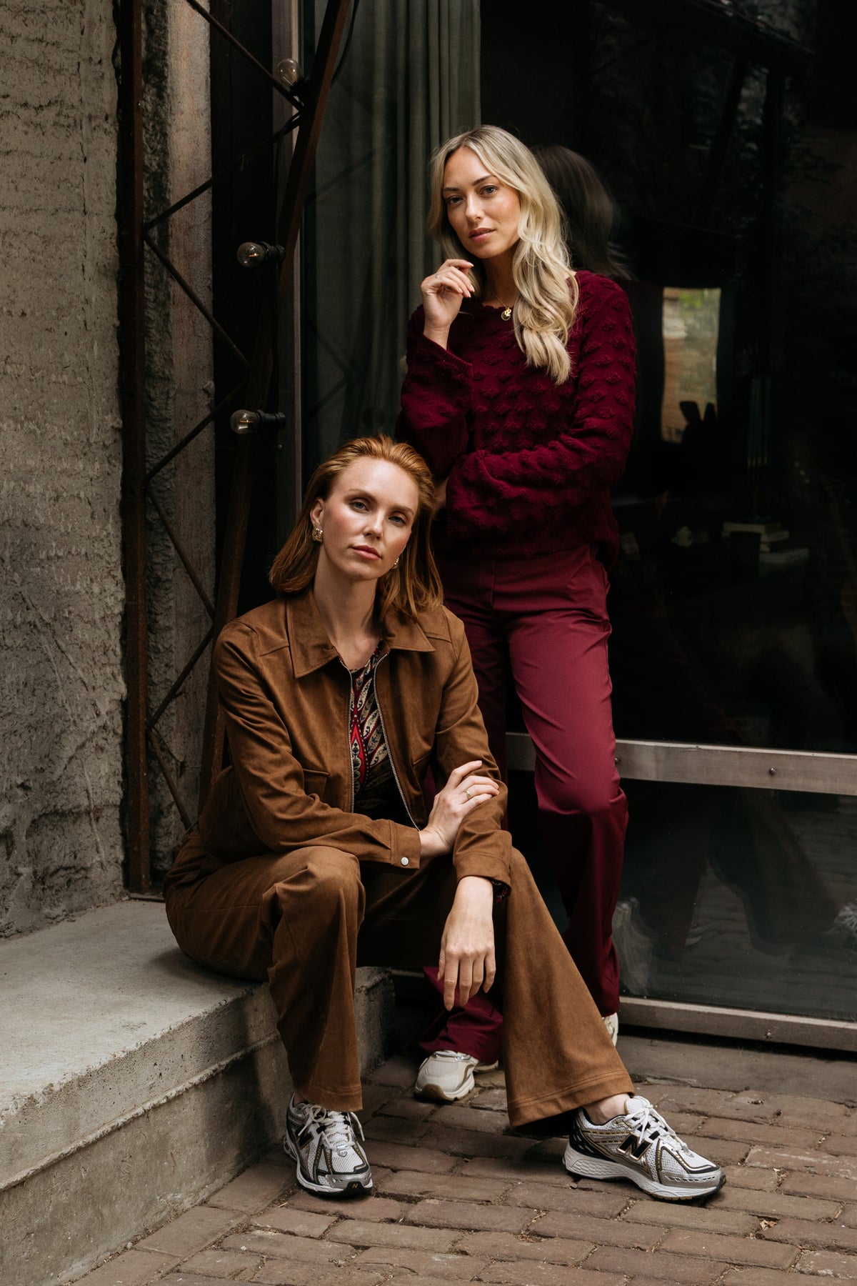 Lichte hazelnootbruine jas voor dames van &Co woman, model Larissa, met knopen en comfortabele pasvorm.