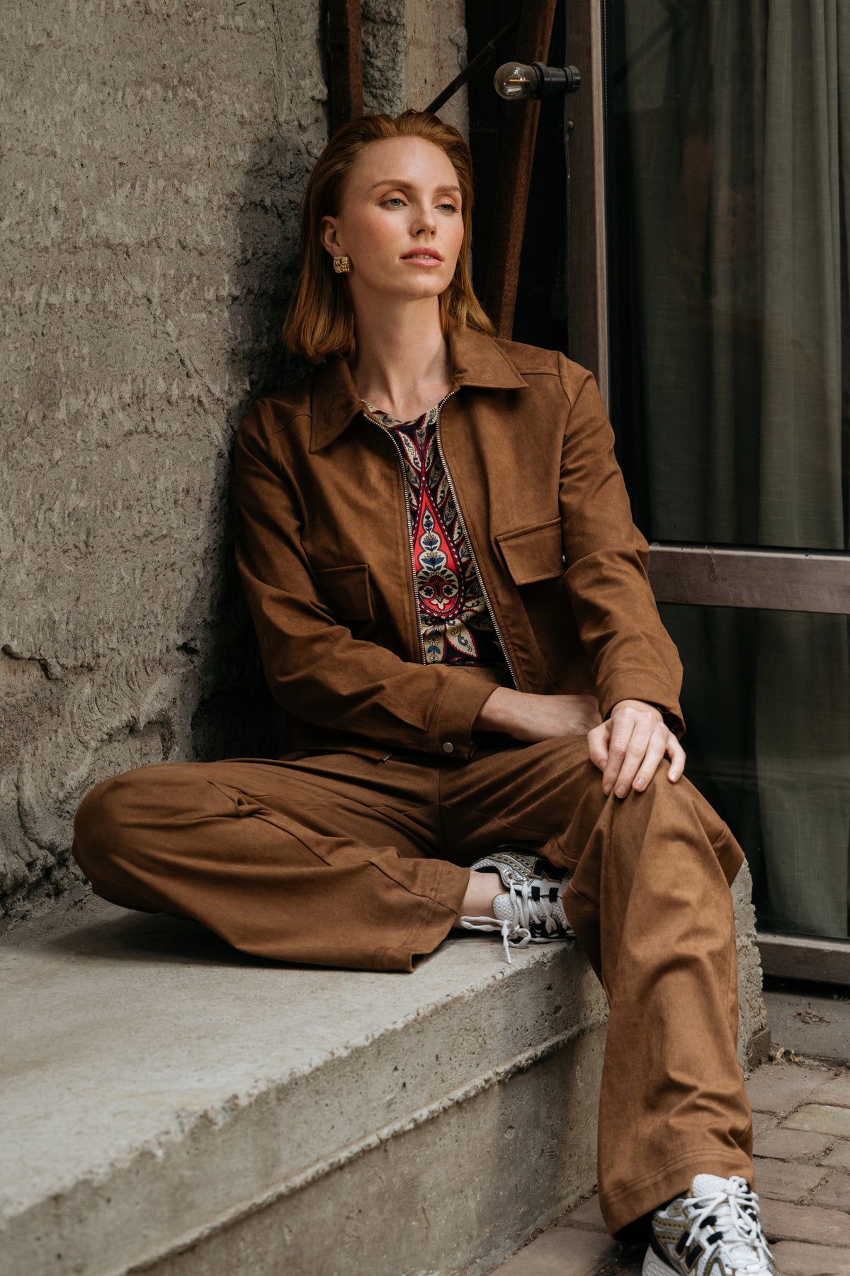 Hazel Caramel jas voor dames van &Co woman, met zachte stof en stijlvolle snit, gedragen door een model.