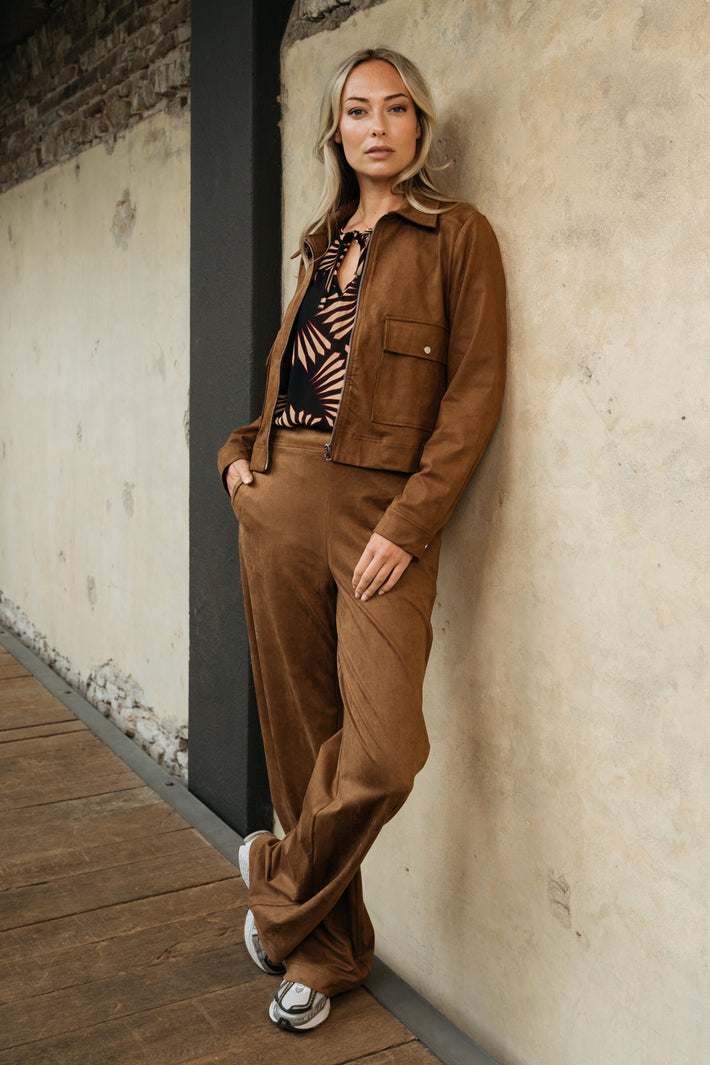 &Co woman Hazel Caramel jas voor dames, met stoere stijl en comfortabele pasvorm, zichtbaar op de afbeelding.