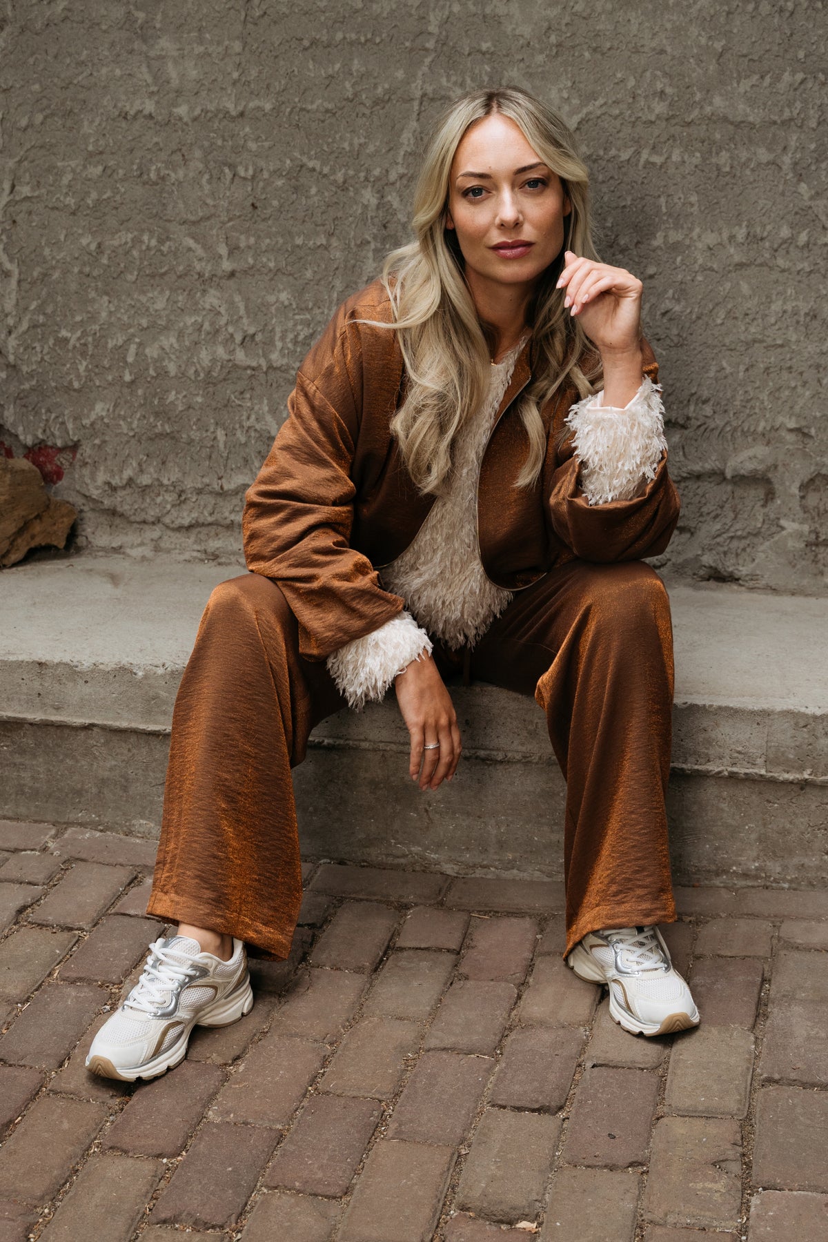 Zarina Copper JA138 jas voor dames van &Co woman, getailleerde jack met knopen en lange mouwen in koperkleur.