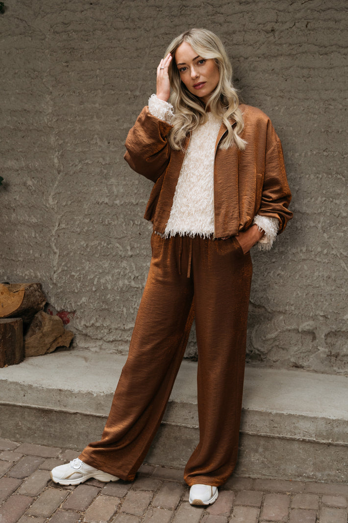 Lichte koperen jas voor dames van &Co woman, stijlvol en comfortabel, gedragen door een model met lange mouwen en knoopsluiting