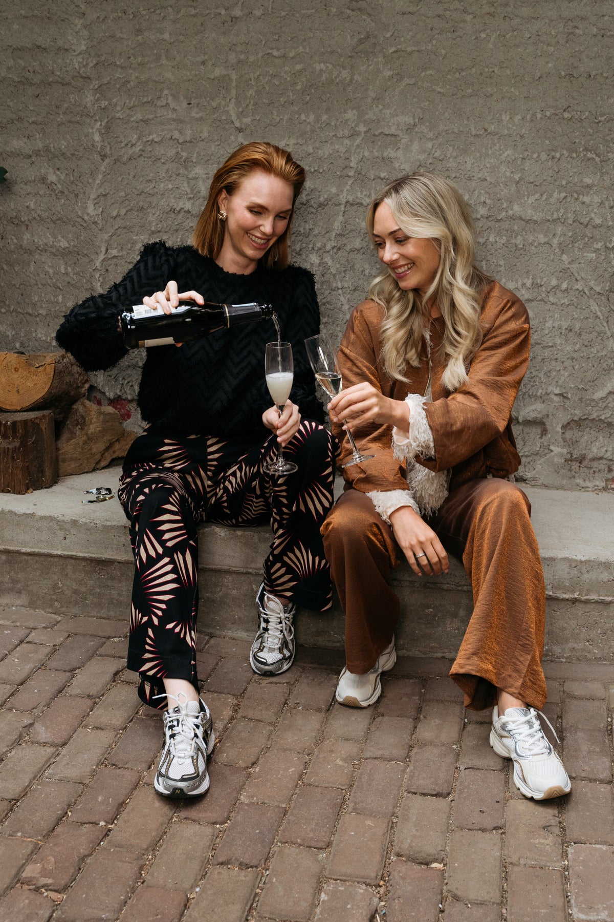 Zarina Copper JA138 damesjas van &Co woman, donkerbruine jacket met stijlvolle pasvorm en details, gedragen door een model