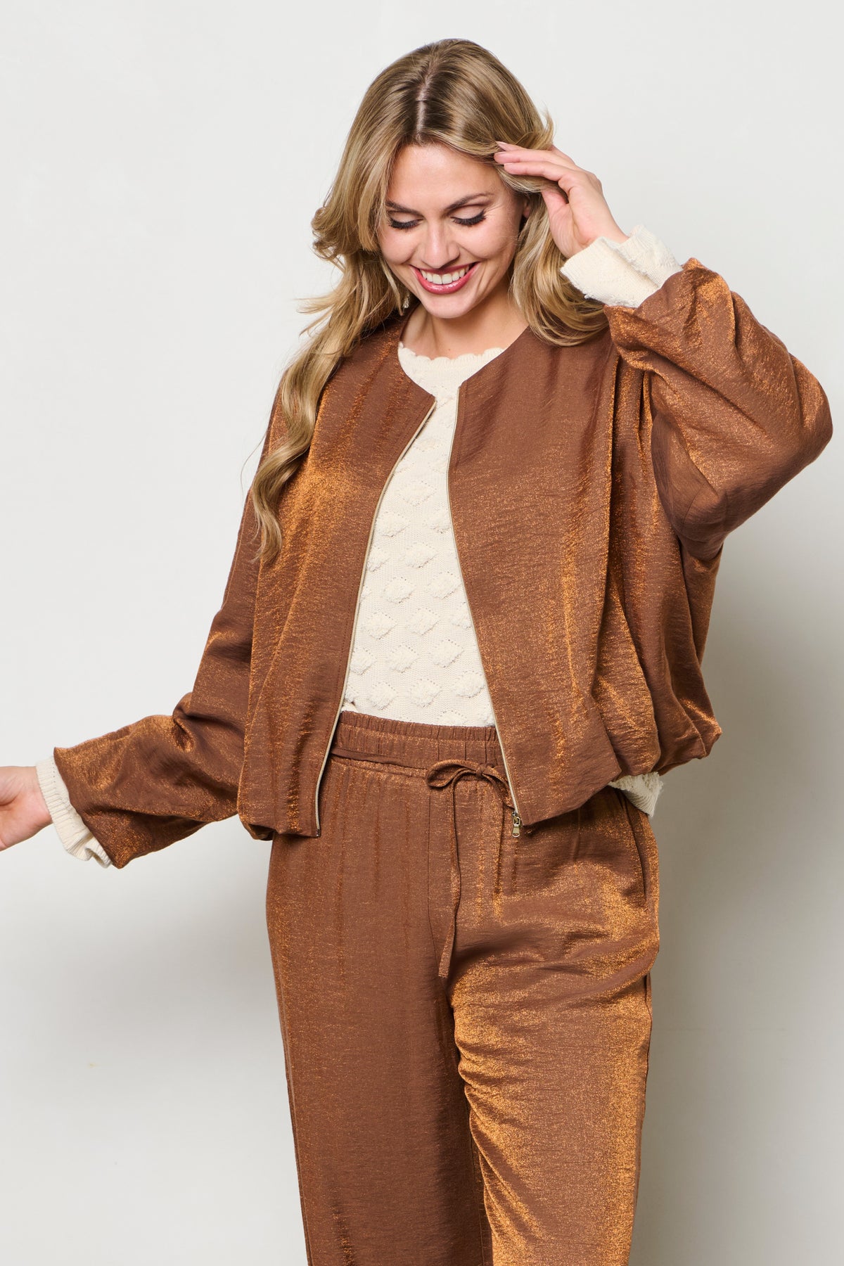 Zarina Copper jas voor dames van &Co woman, lichtgewicht jack met metallic koperkleur en stijlvolle pasvorm.