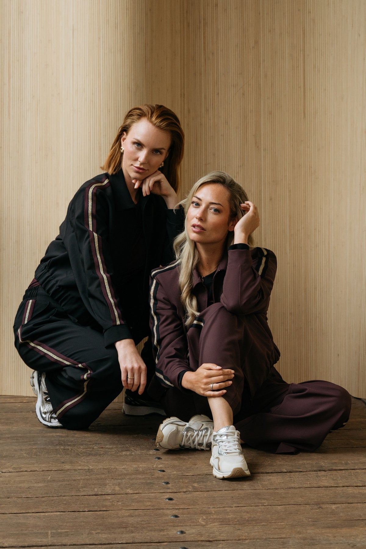 Donkerpaarse Faith Aubergine jacket van &Co woman, getailleerd met knopen en lange mouwen, gedragen door een model.