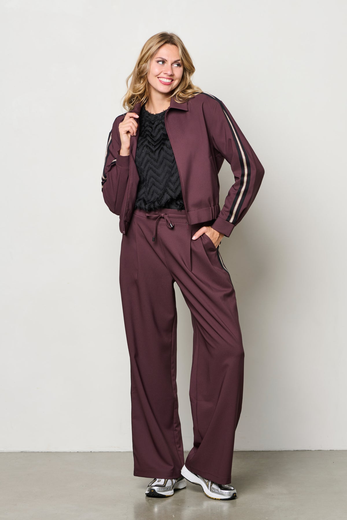 Donkerpaarse jacket Faith Aubergine van &Co woman, getextureerde stoffen en stijlvolle pasvorm, close-up van de jas.