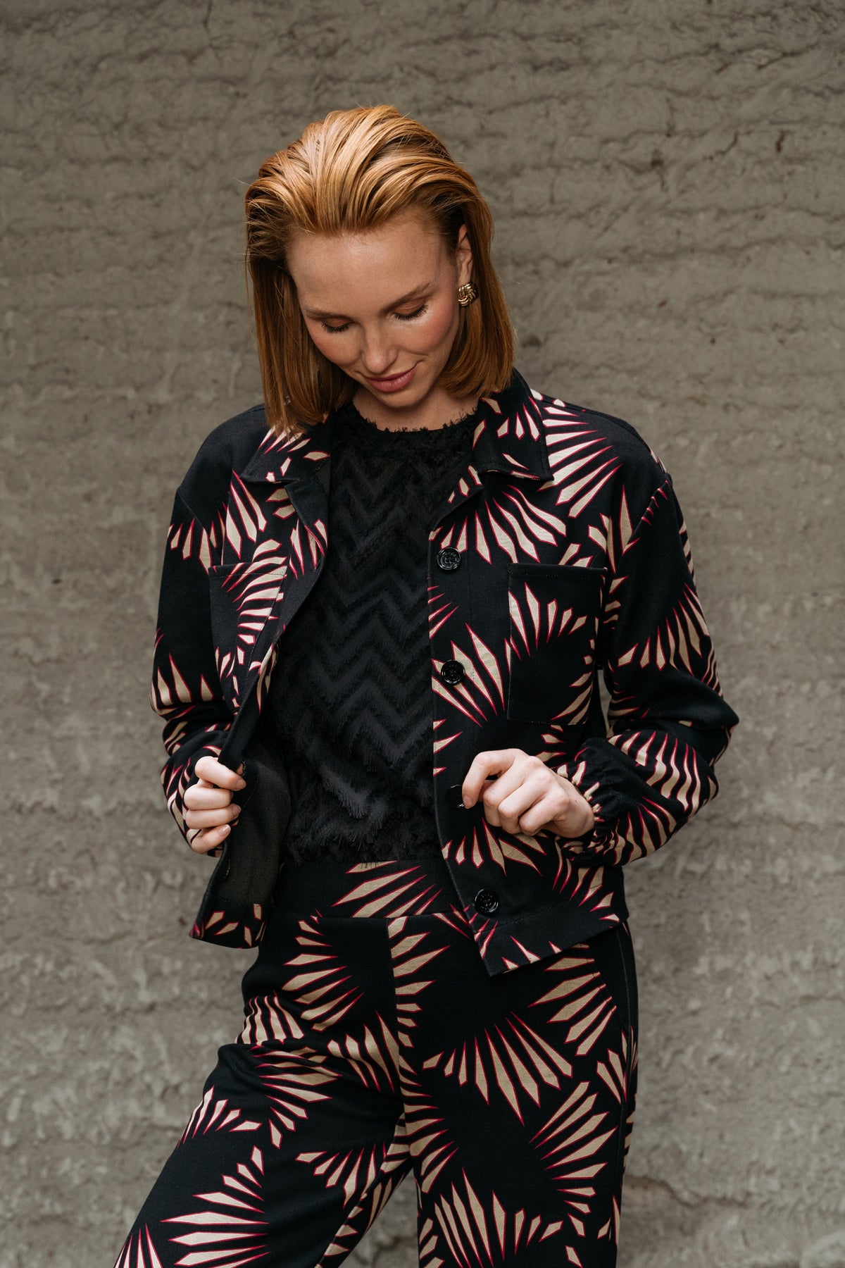 Ziga Graphic Black Multi jas van &Co woman met opvallende grafische print, lange mouwen en comfortabele pasvorm.