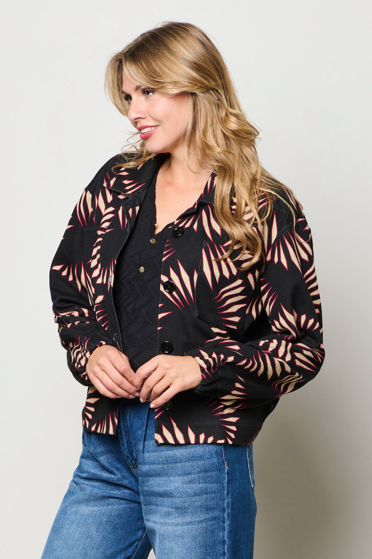Ziga Graphic Black Multi jas van &Co woman, zwart met kleurrijke grafische print, casual stijl en comfortabele pasvorm.