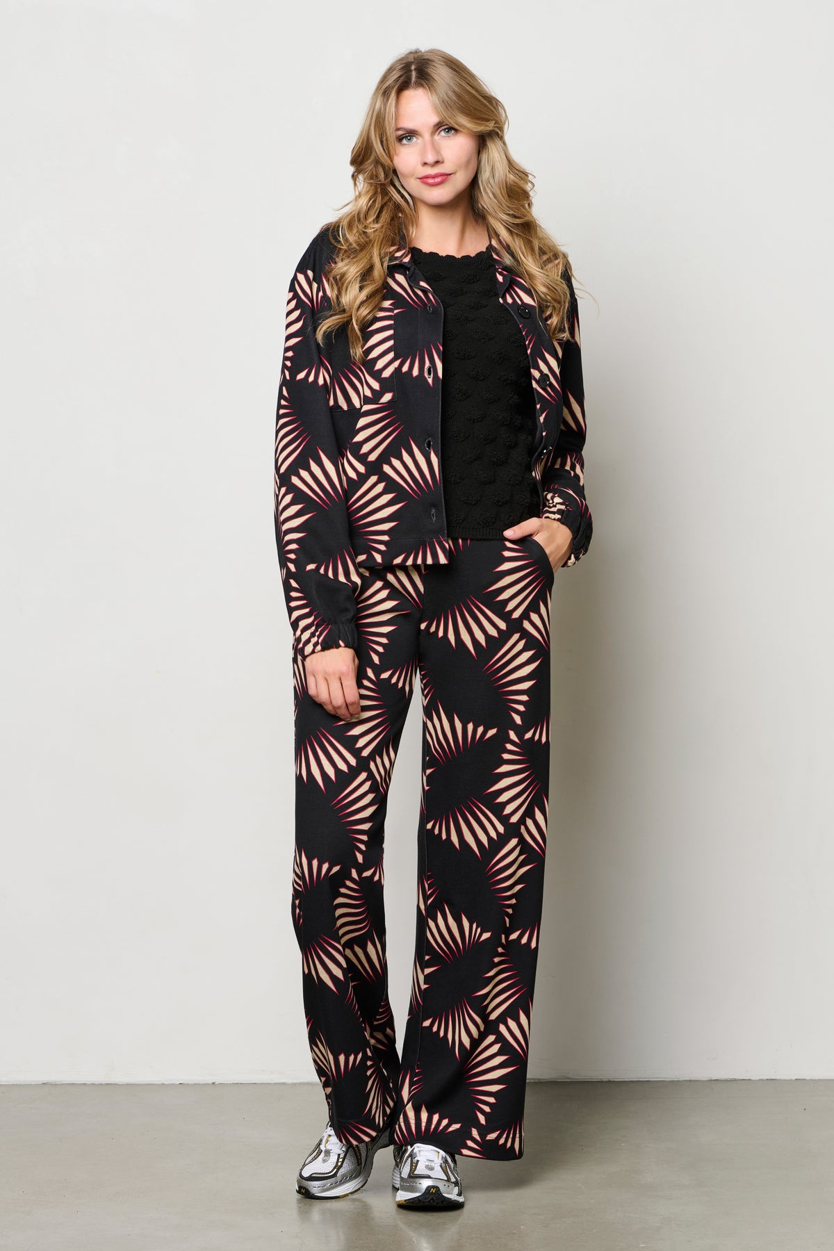 Zwarte en multi-kleur grafische jas voor dames van &Co woman, stijlvol en casual, gedragen door een model.