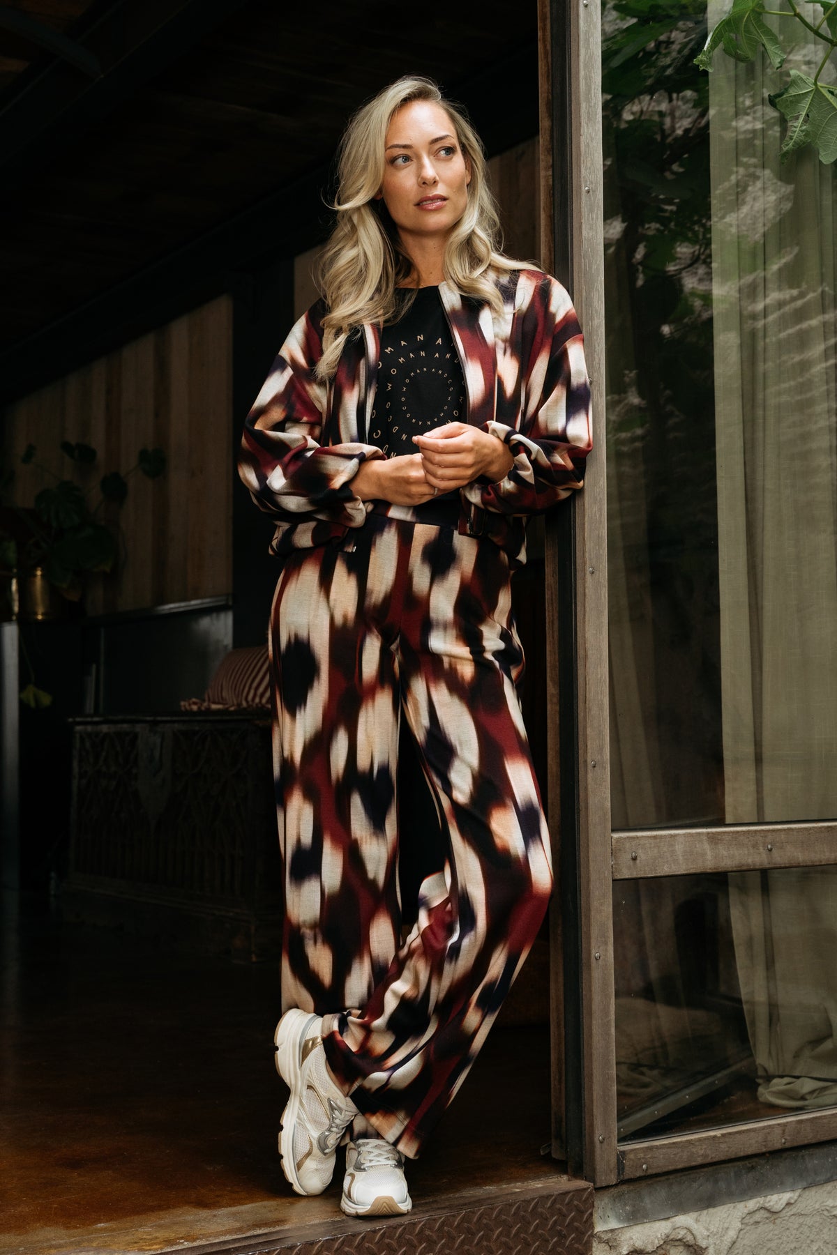Diede Faded Big Wine Red Multi jas van &Co woman met colorblock ontwerp en oversized pasvorm, gedragen door een model.