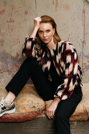 Donkere wijnrode damesjas Diede Faded Big van &Co woman, met kleurrijke print en oversized pasvorm op een witte achtergrond