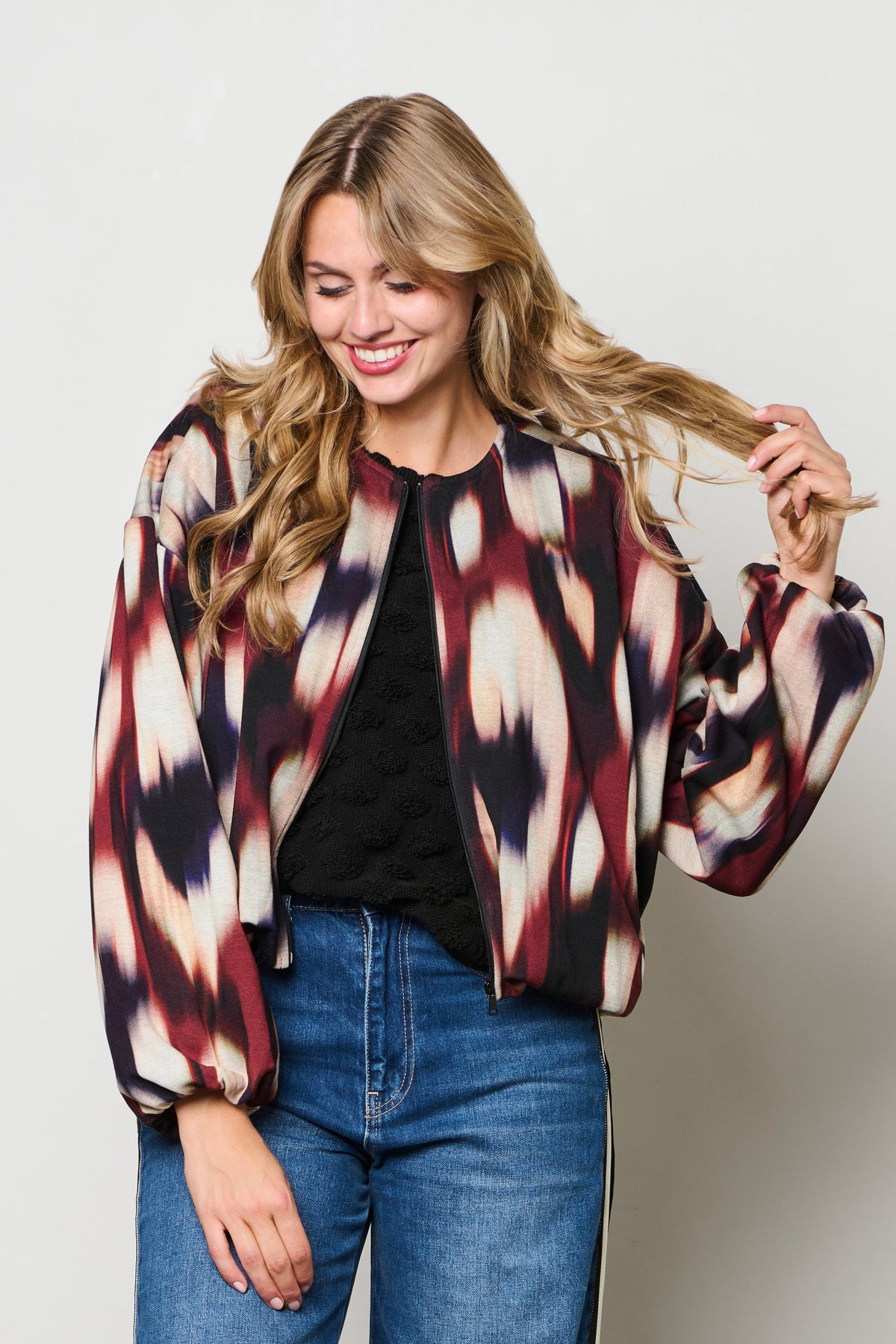 Diede Faded Big Wine Red Multi jas voor dames van &Co woman, met kleurrijke print en comfortabele pasvorm.