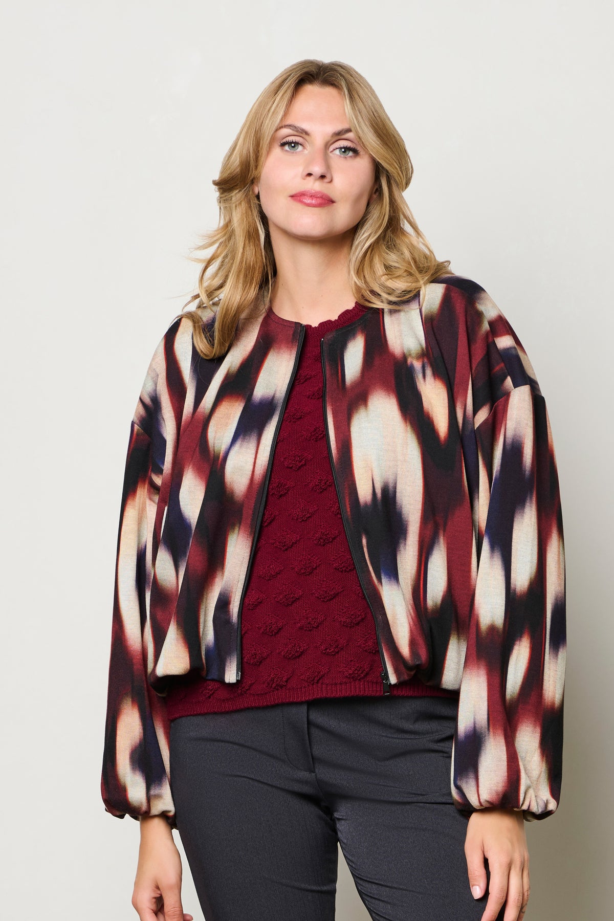 Lichte Diede Faded Big Wine Red Multi jas van &Co woman met kleurrijke print en comfortabele pasvorm.