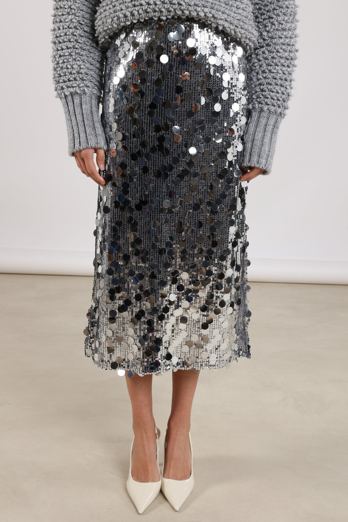 Zilveren pailletten rok Bella van Nukus, elegante rok met glanzende pailletten, gedragen door een model.