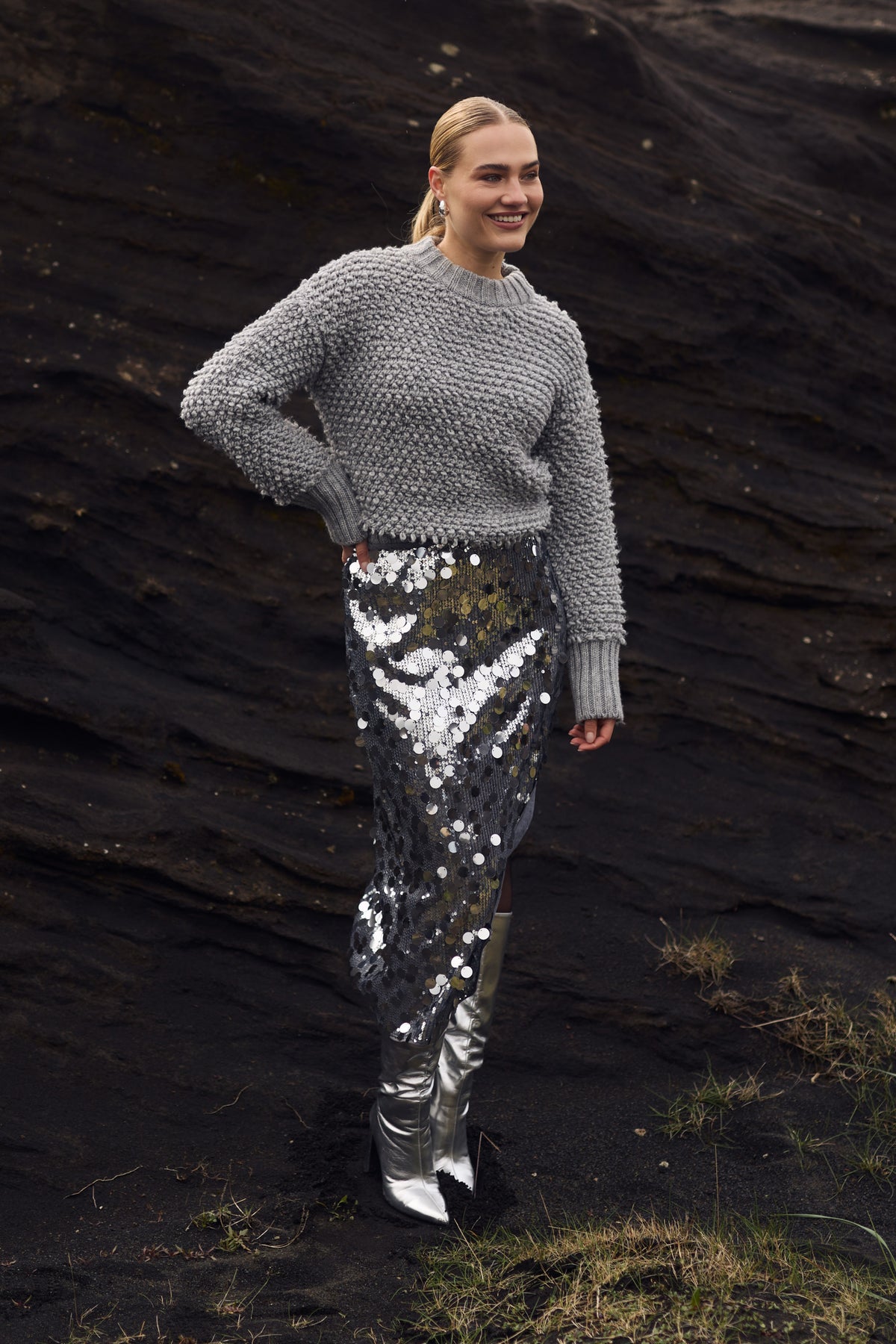 Zilveren pailletten rok Bella van Nukus, glanzend en elegant, met feestelijke uitstraling, gedragen door een model op de foto.