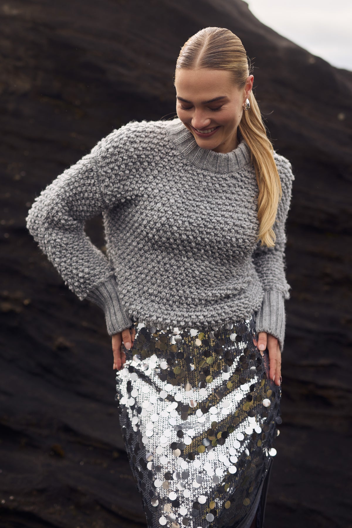 Zilveren glitter rok Bella Paillet van Nukus, met glanzende pailletten en elegante pasvorm, gedragen door model.