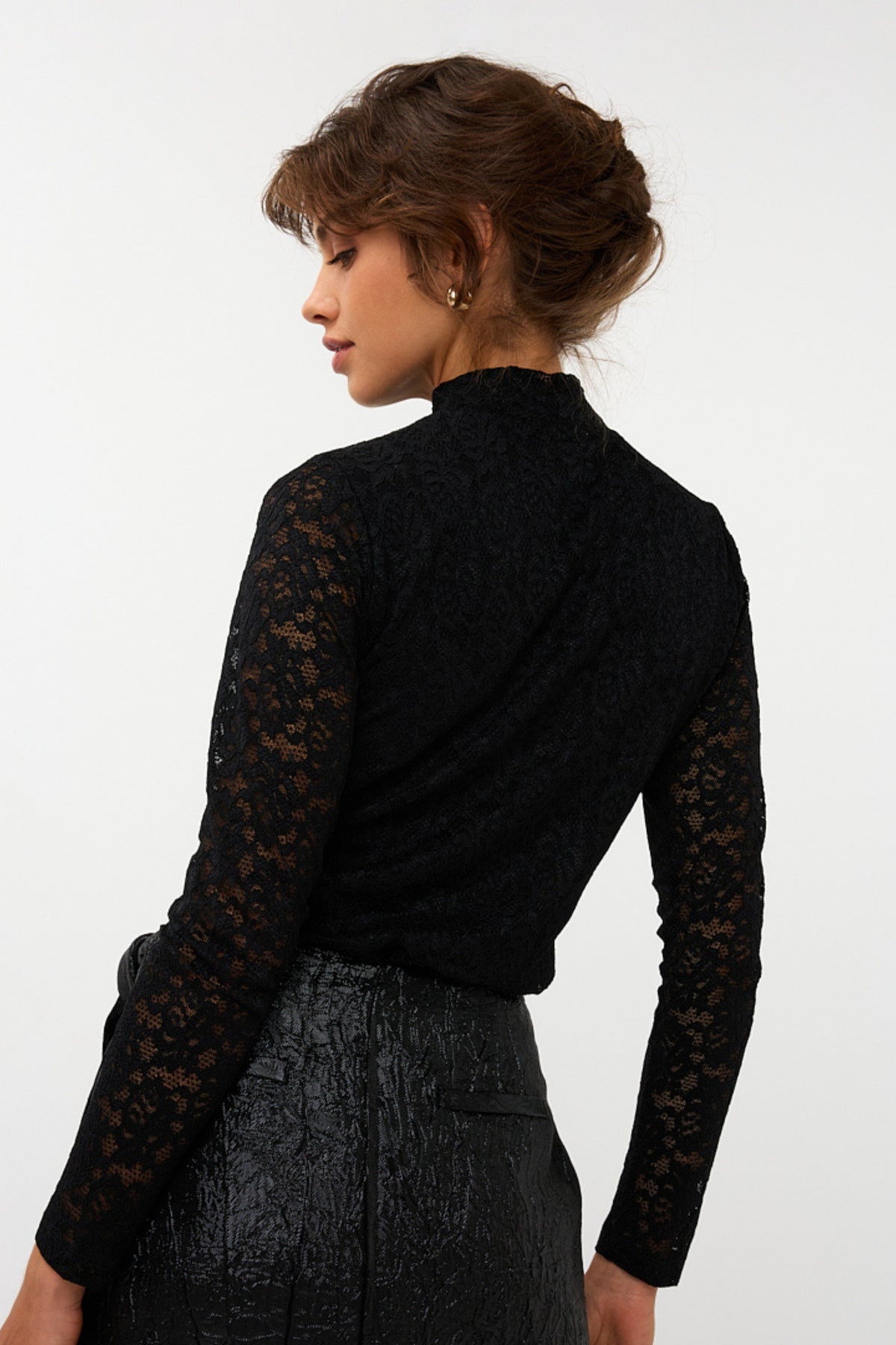 Zwarte lace lurex stretch top van EsQualo, elegant en glanzend, getoond op model met korte mouwen en V-hals.
