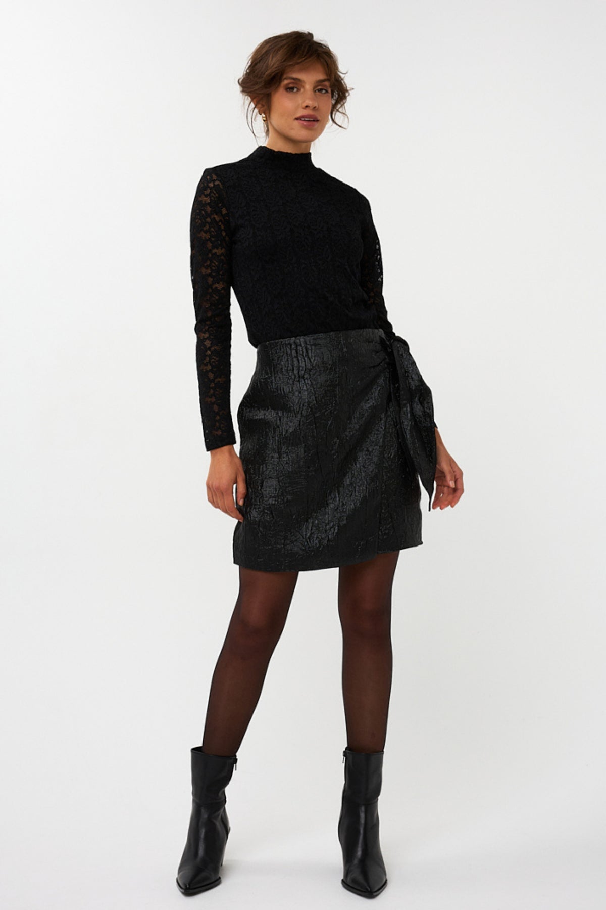 Zwart lace lurex stretch top van EsQualo, elegante en glanzende stof, zichtbaar met fijne details en pasvorm.