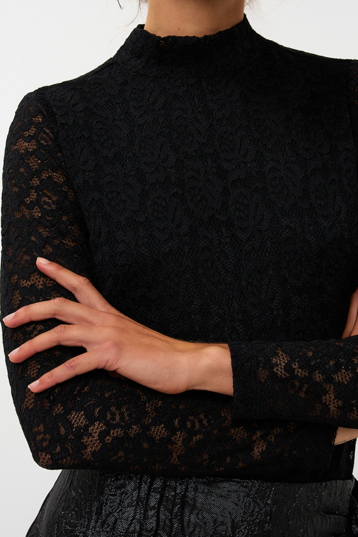 Zwart stretch top met kant en lurex-details, van EsQualo, gelegen op een witte achtergrond.