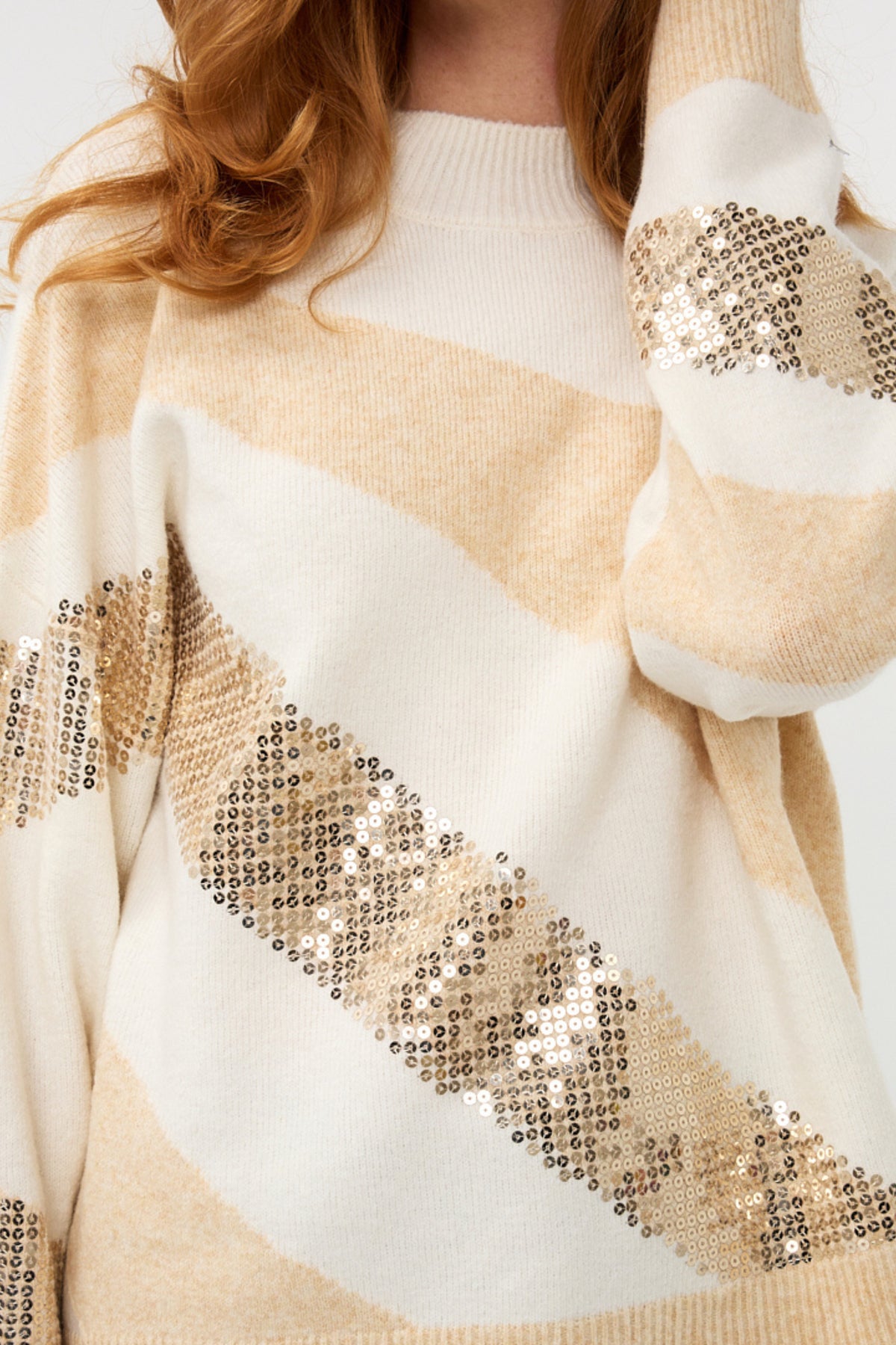Offwhite sweater van EsQualo met diagonale sequins, casual en stijlvolle uitstraling, close-up van de gedetailleerde stof en textuur