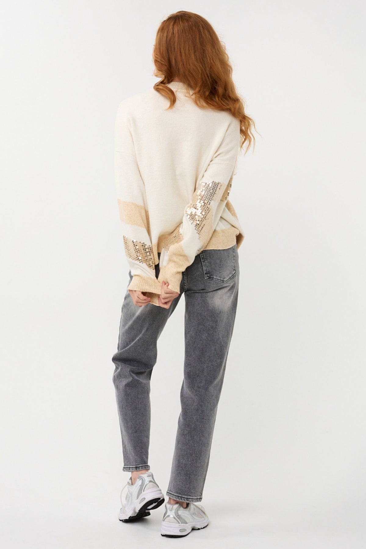 Offwhite EsQualo sweater met diagonale pailletten en zandkleurige details, casual en stijlvolle damestrui.