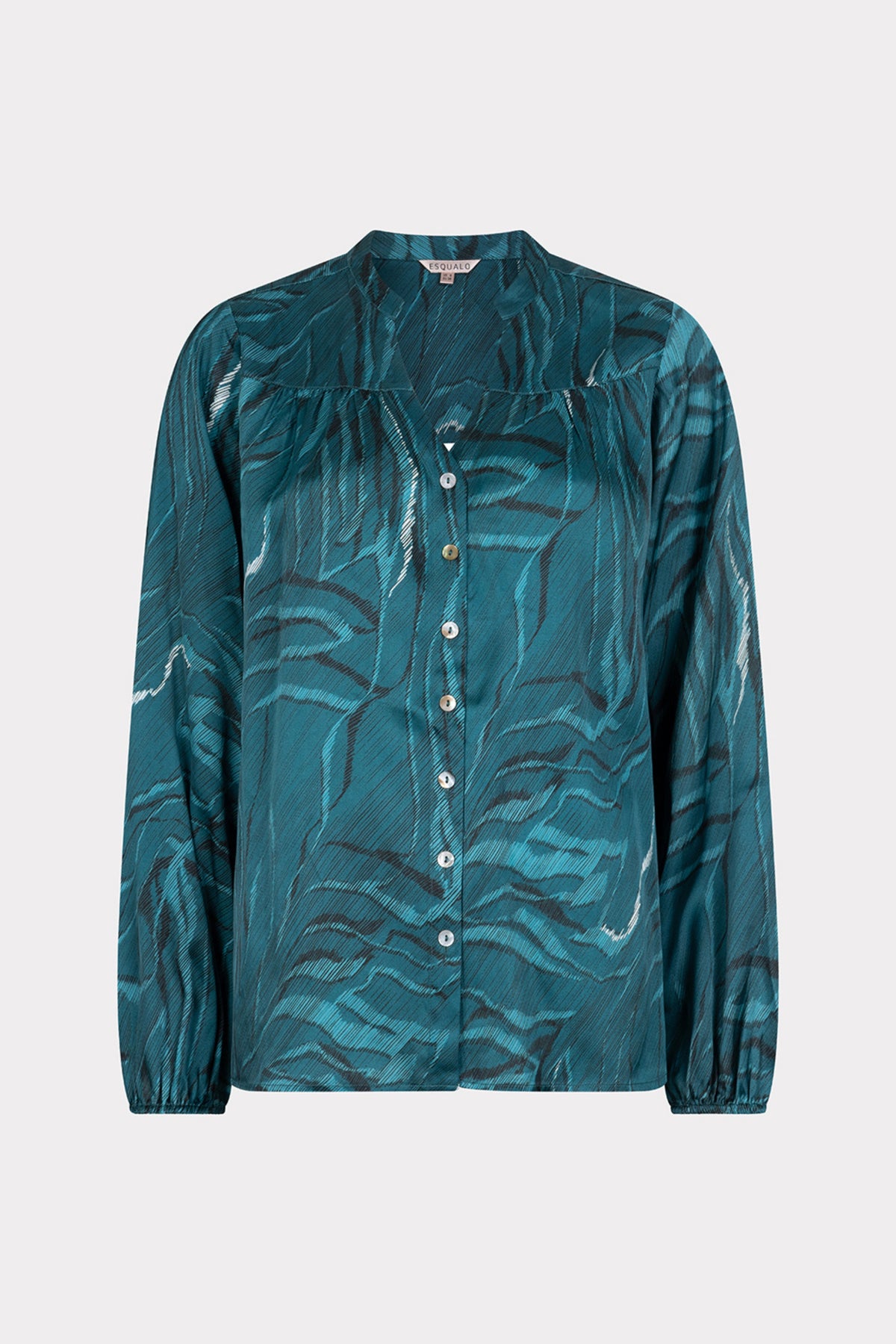 Blouse Crystal Waves Print van EsQualo met bloemenmotief, getoond op een model, met lange mouwen en ronde hals.