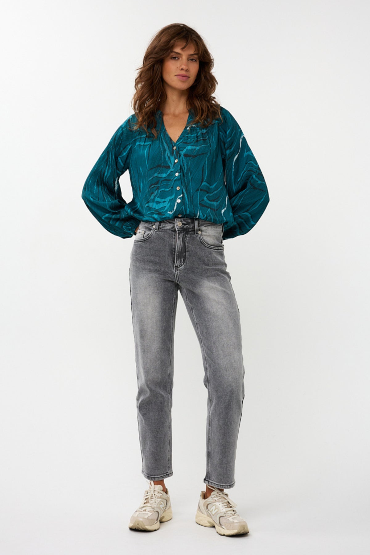 EsQualo blouse Crystal Waves print met lange mouwen en ronde hals, in lichtblauw met blauwe en witte patronen.