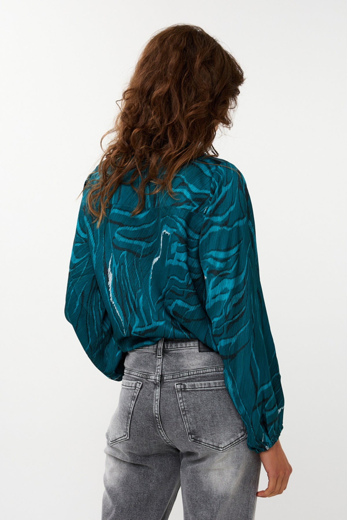 Blouse van EsQualo met crystal wave print, licht en stijlvolle top voor dames, zichtbaar met bloemenpatroon en zachte stof.