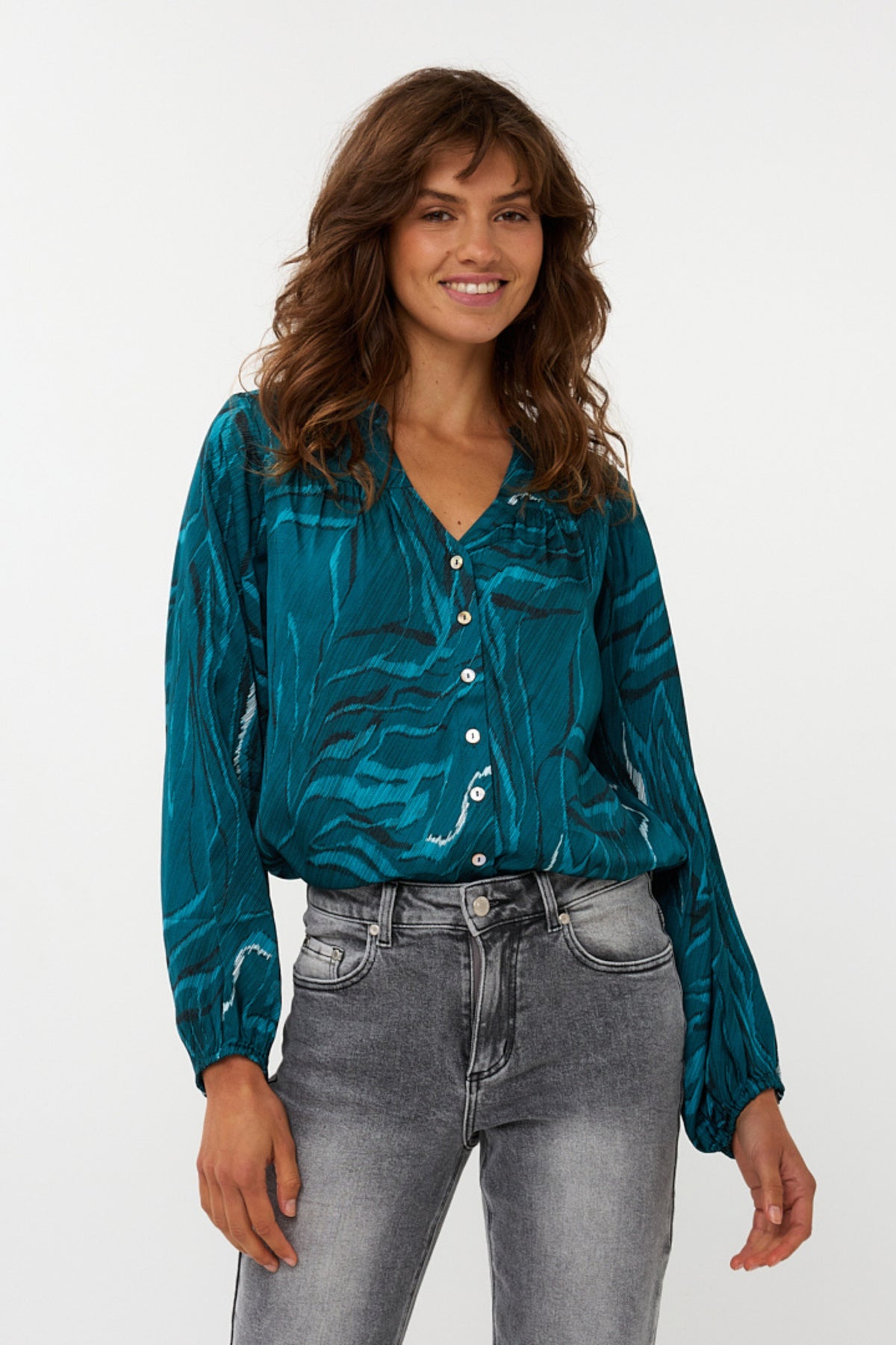 EsQualo blouse met crystal waves print, lichte dames top met elegante uitstraling en bloemmotief op witte achtergrond.