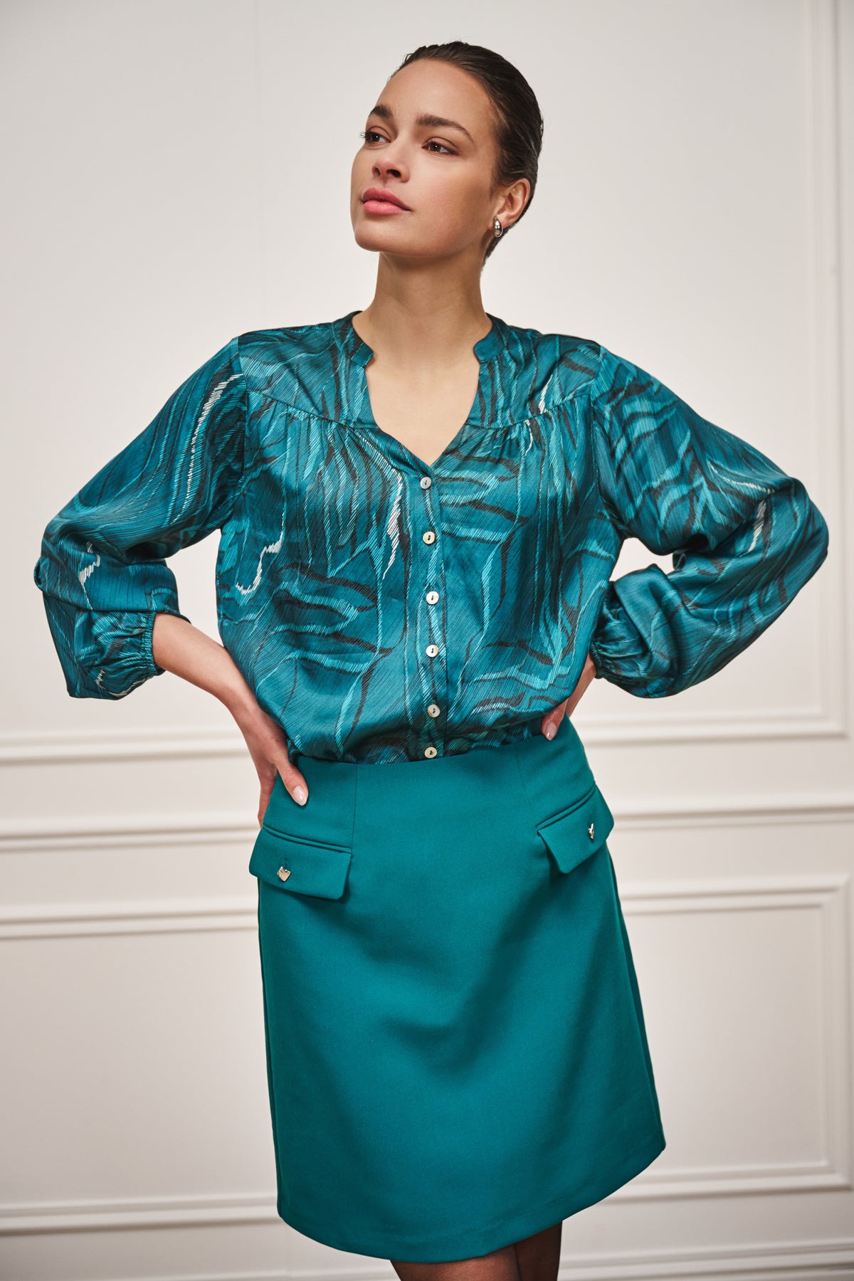 Elegante EsQualo blouse Crystal Waves print met lange mouwen en zijsplit, geschikt voor casual en formele gelegenheden.