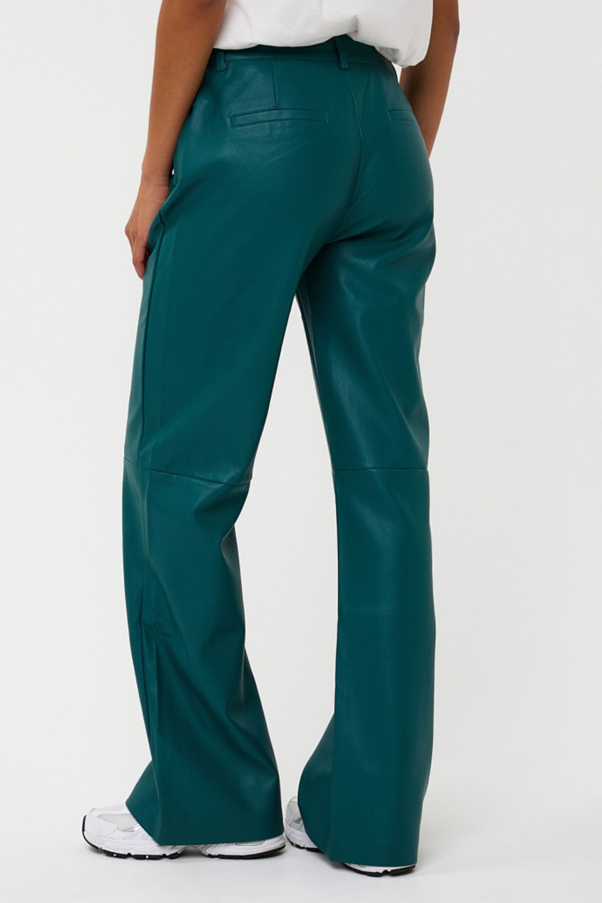 Brede teal wide-leg PU broek van EsQualo, model Larissa, getoond in een stijlvolle pasvorm en opvallende kleur.