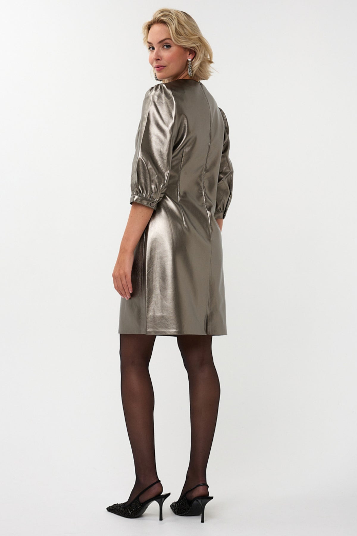 Donkere zilveren PU-jurk van EsQualo, model Larissa, met elegante pasvorm en glanzende afwerking op een modieuze achtergrond.