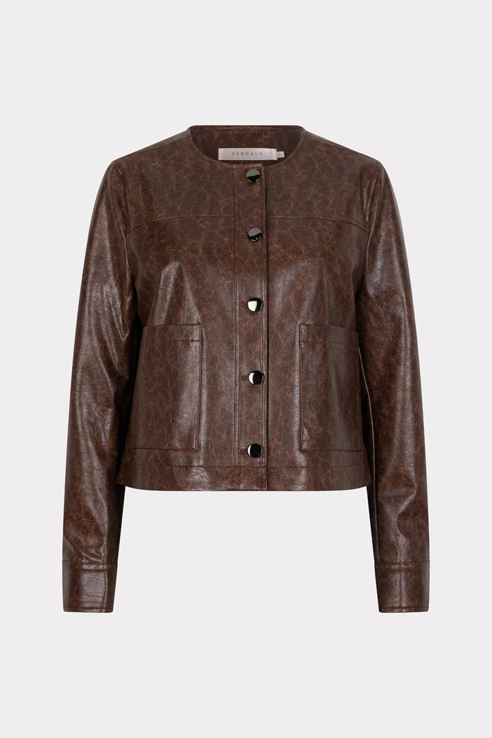 Donkere chocolade EsQualo Lacquer Jacket met stijlvolle kraag en knopen, gedragen door een model, close-up van de jas.