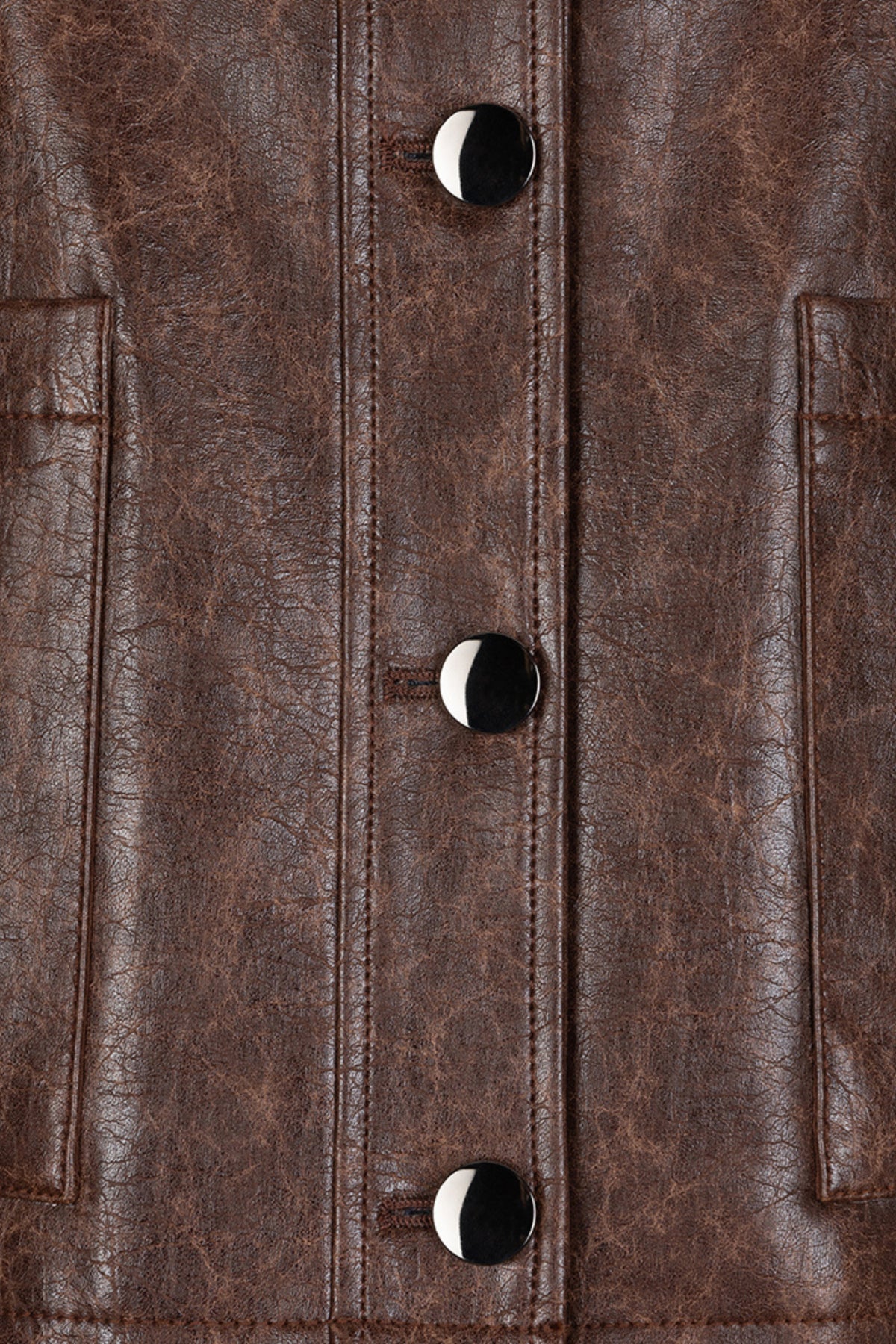 Lacquer jas in chocoladebruin van EsQualo, stijlvolle afwerking met een elegante pasvorm en modieuze details.