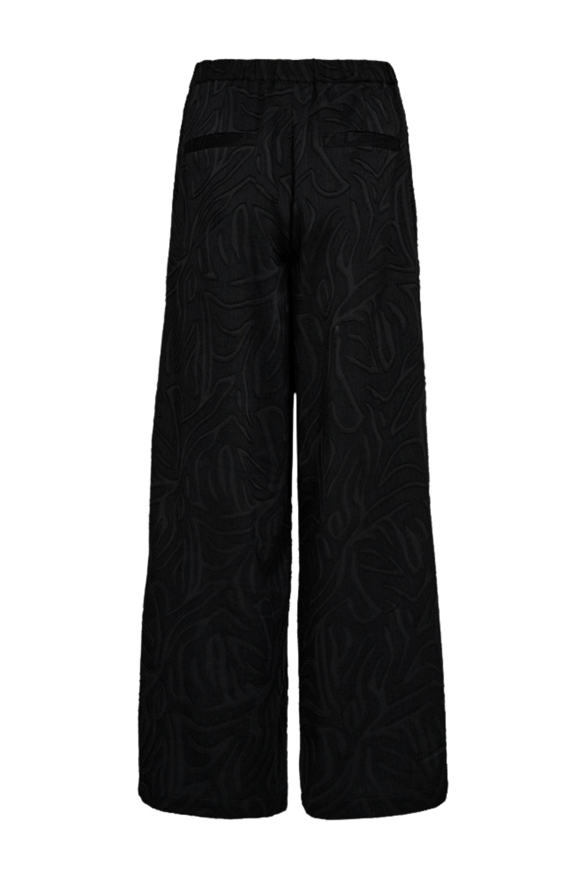 Zwarte Fqminna broek van Freequent, getoond op een model, met een comfortabele pasvorm en moderne stijl.