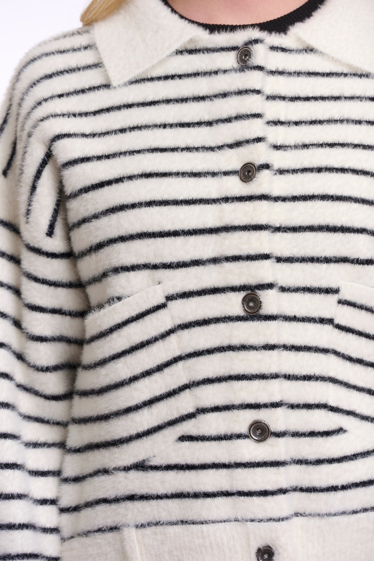 Rino & Pelle Bubbly zwarte en witte gestreepte jas, modieuze damesjack met kleurrijke details en comfortabele pasvorm.