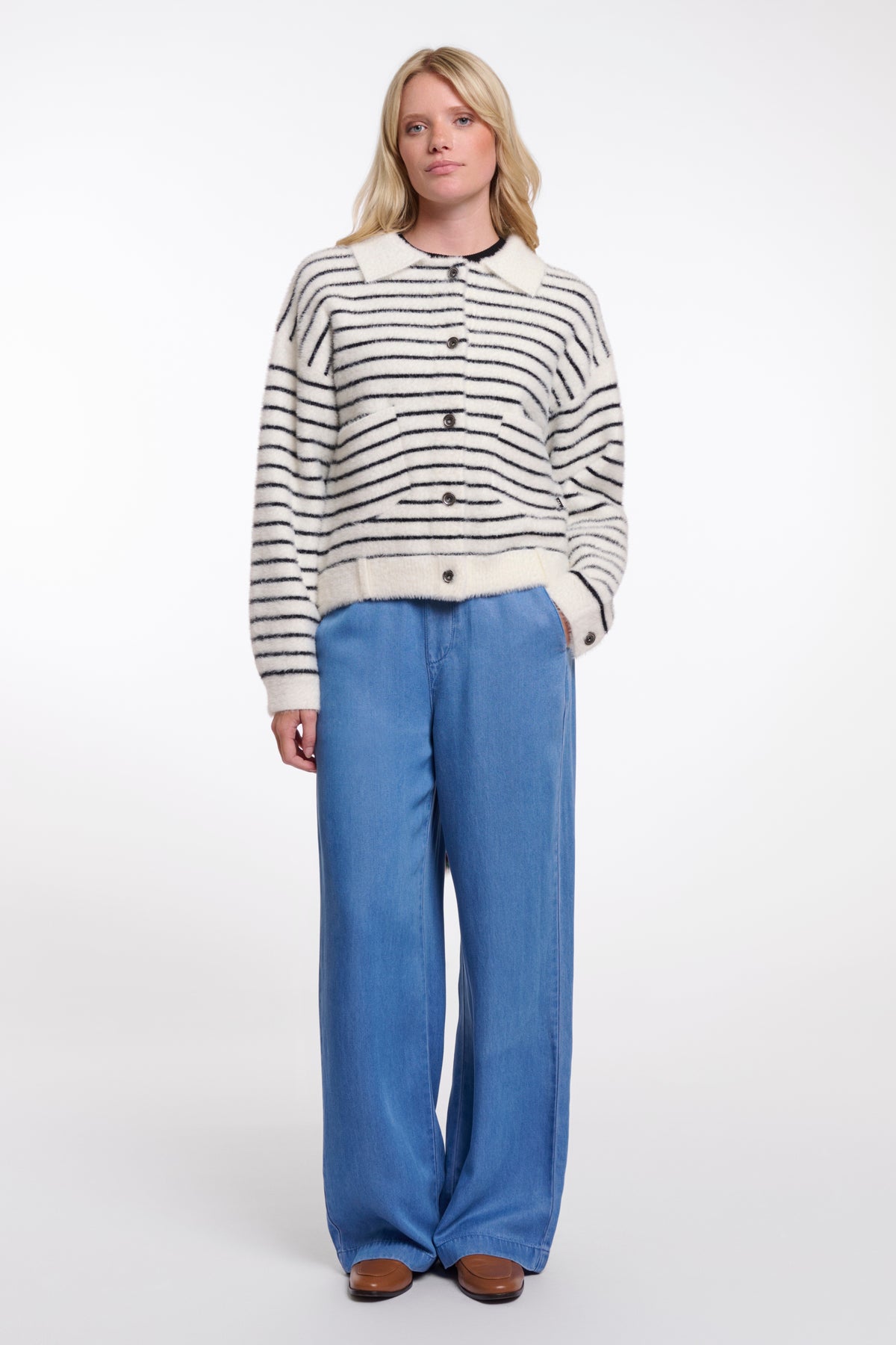 Rino & Pelle bubbeljacke in zwart-wit gestreept met oversized pasvorm en comfortabele uitstraling.