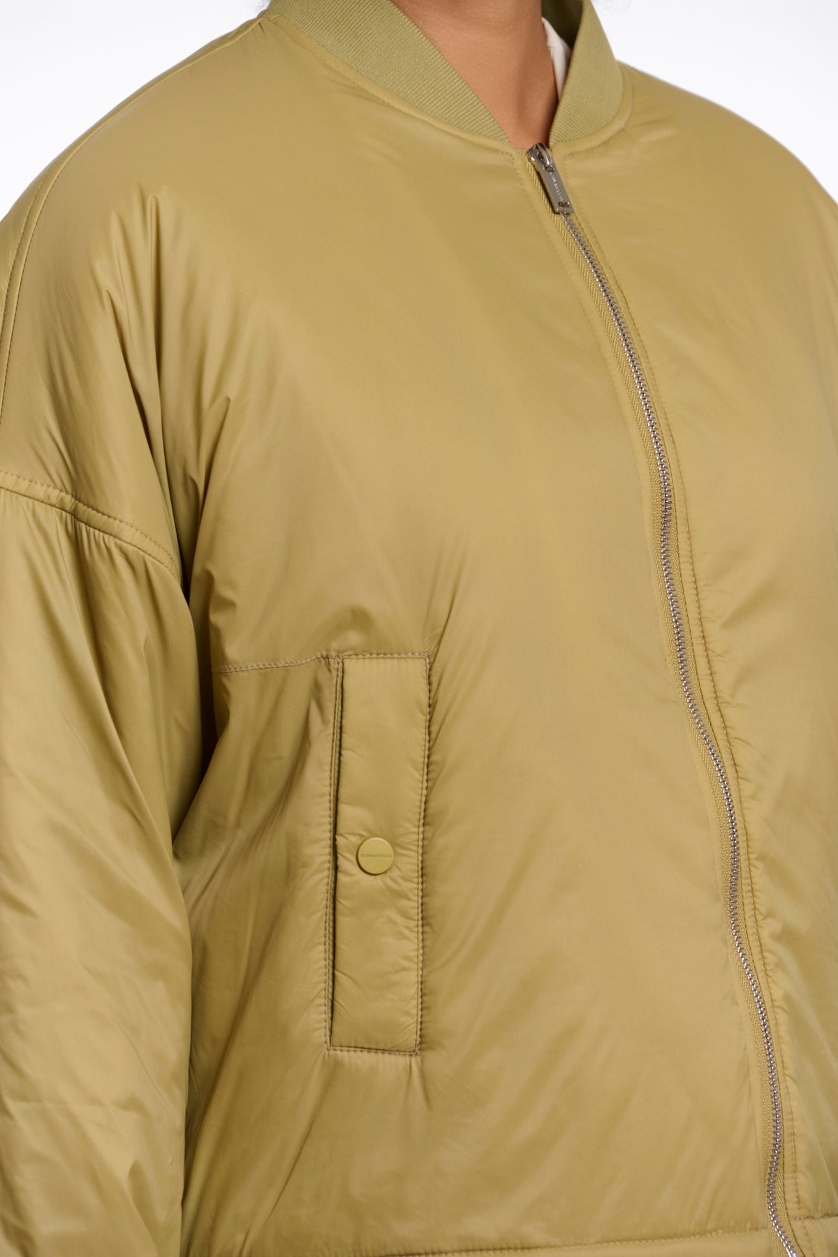 Lichte gouden olijfgroene Rino & Pelle jas Hira, modieus en warm, met rits en stijlvolle details, perfect voor dagelijks gebruik