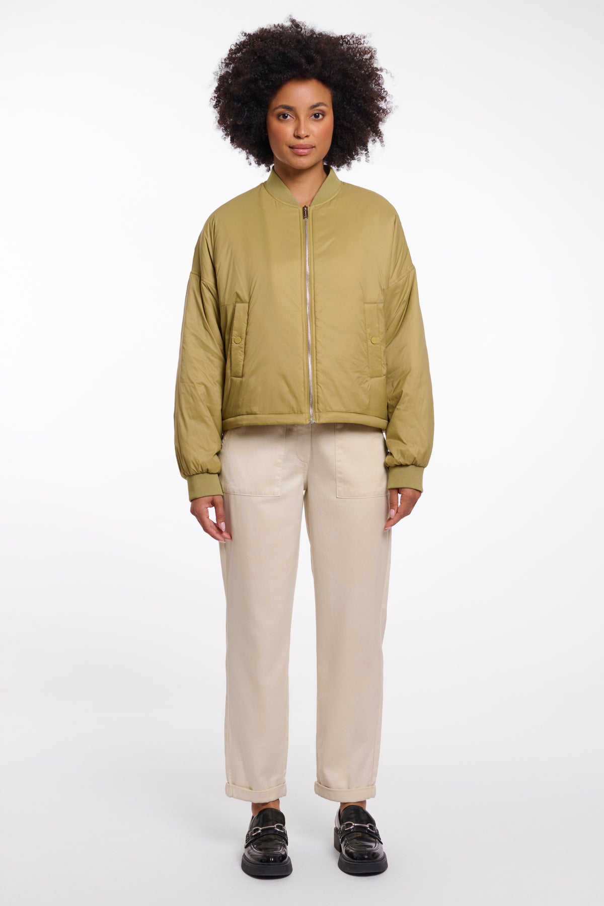 Luxe Rino & Pelle Hira Golden Olive jas met ritssluiting en capuchon, zichtbaar in de afbeelding.