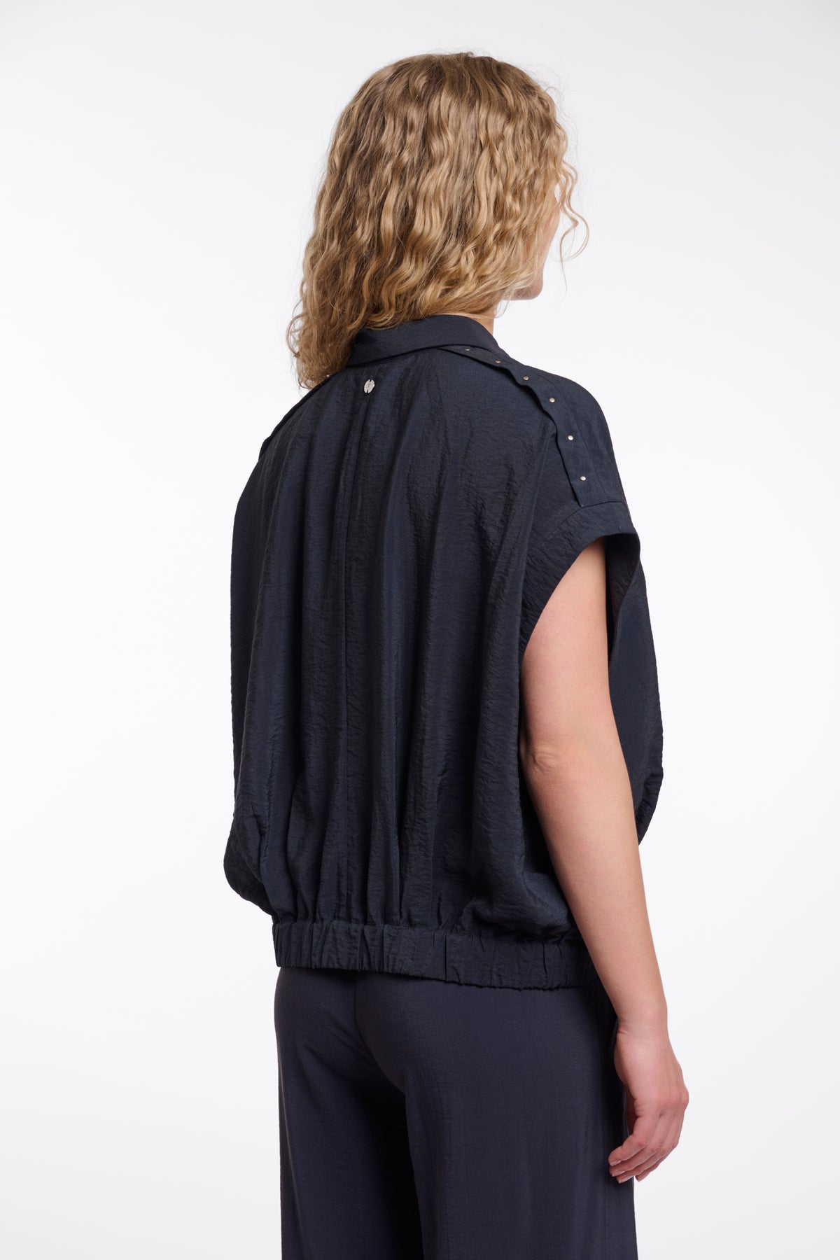 Donkerblauwe blouse Imela van Rino & Pelle met elegante pasvorm en lange mouwen, gedragen door een model.