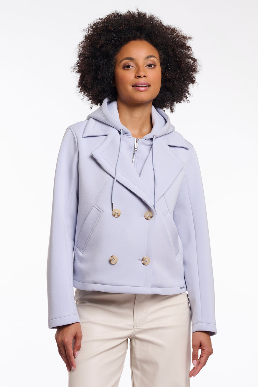 Blauwe Rino & Pelle Jennifer jas met capuchon en ritssluiting, gedragen door een model, close-up van de jas.