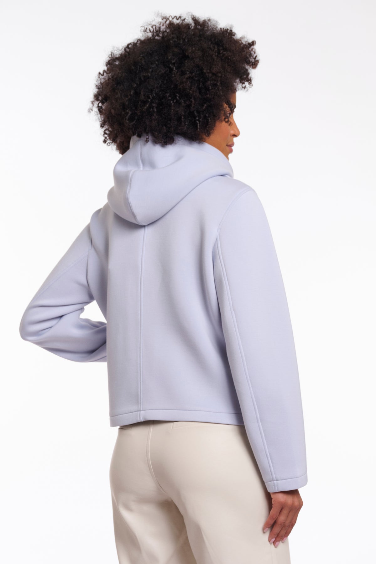 Donkere blauwe Rino & Pelle Jennifer jas met hoge kraag en ritssluiting, gedragen door een model.