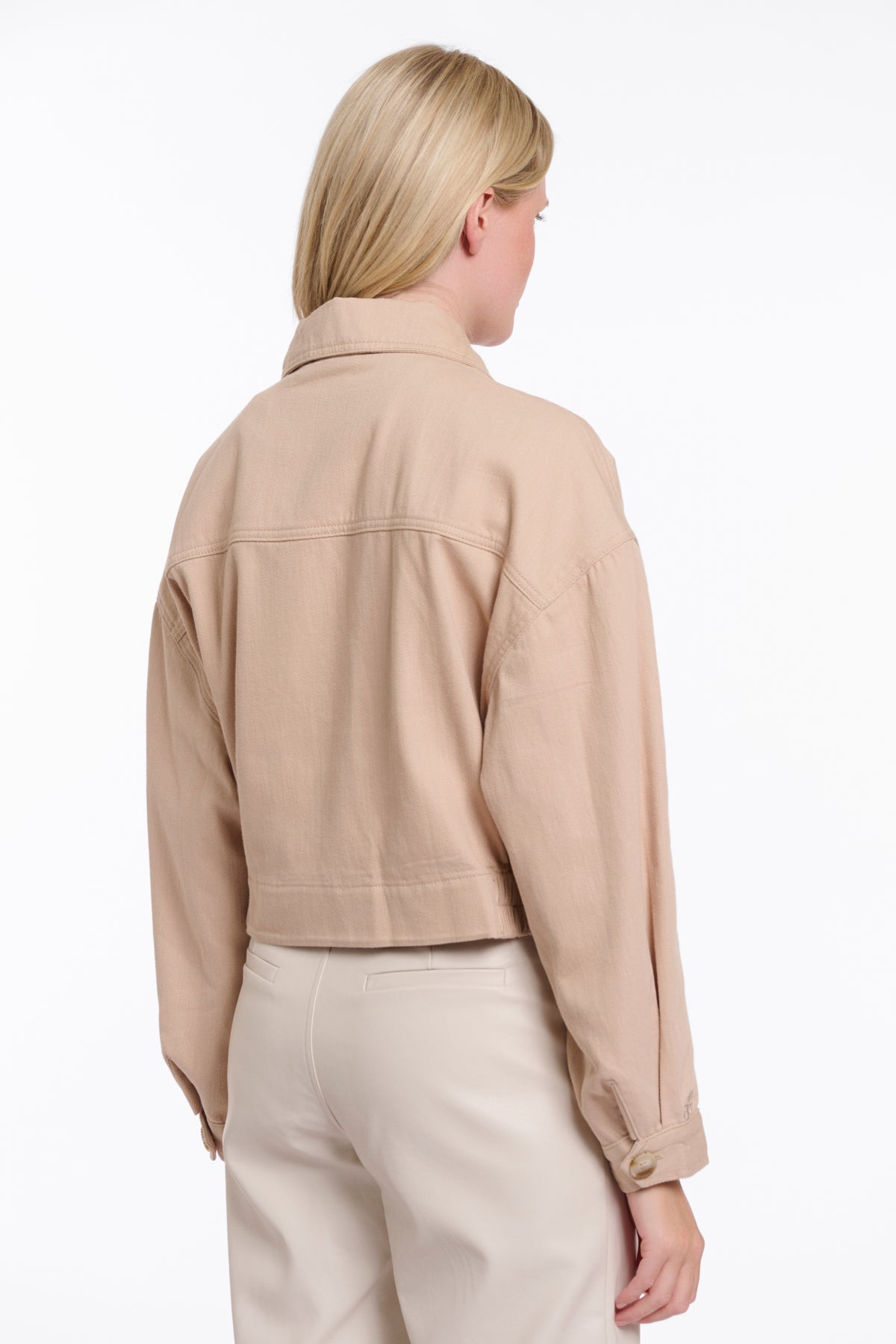 Donkergrijze Rino & Pelle Penny Oat jas met capuchon en rits, gedragen door een model.