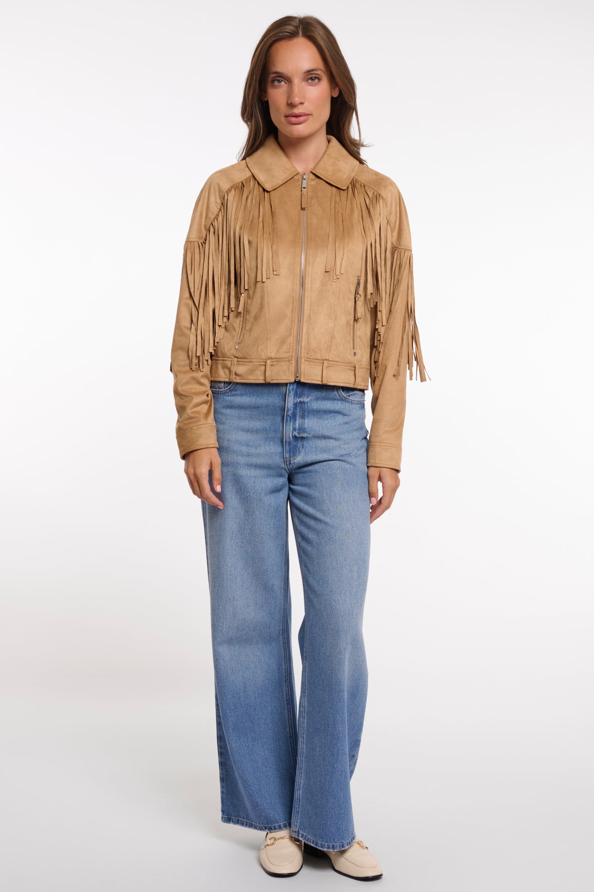 Rino & Pelle Ravenna Burlywood jas met rechte snit en ritsdetails op een hanger, geschikt voor winterse dagen