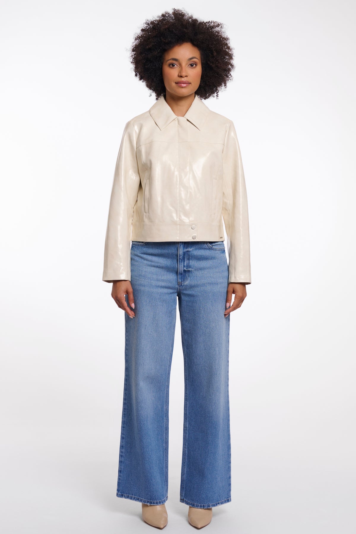 Lichte Rino & Pelle Tender Birch jas met capuchon en ritssluiting, geschikt voor herfst en winter, in neutrale kleur.