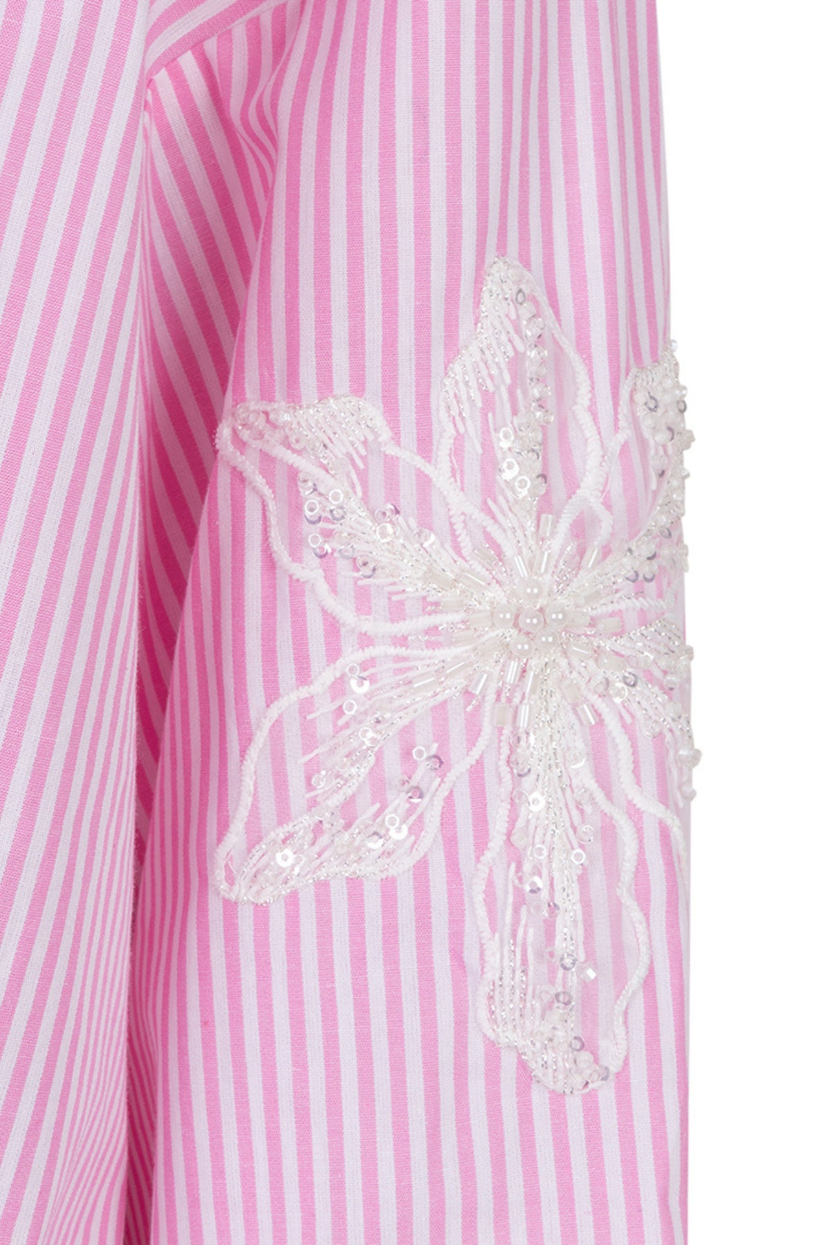 Witte en roze gestreepte blouse met bloemenpatch van EsQualo, damesmodel met casual, kleurrijke uitstraling.
