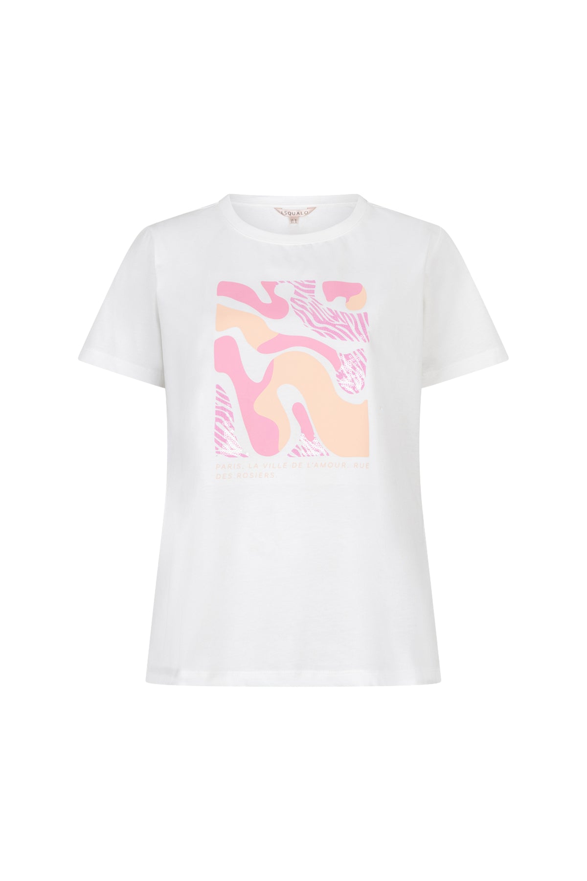 Offwhite T-shirt van EsQualo met roze details en Paris-print, gedragen door een model, close-up van de voorkant.