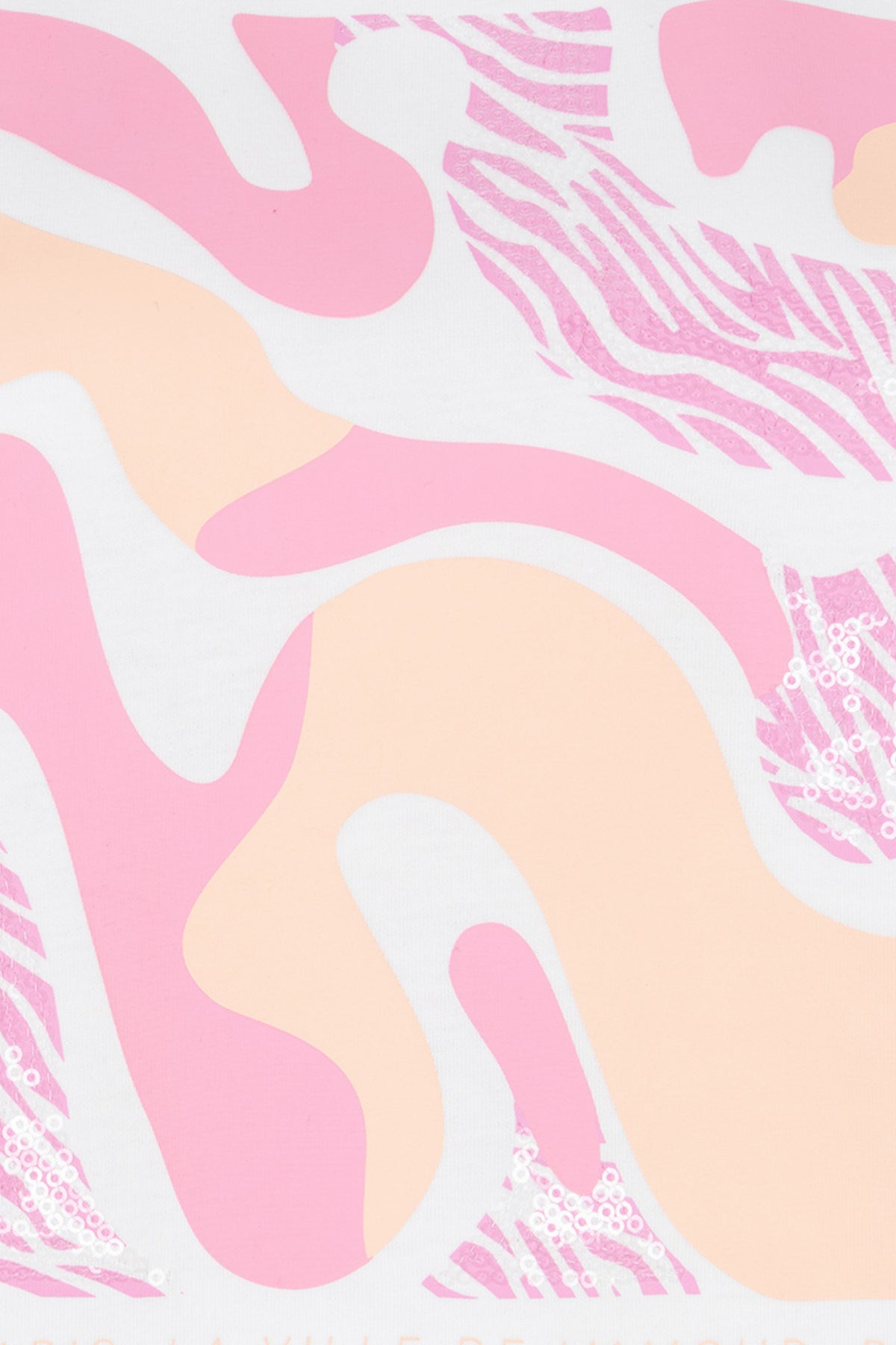 Offwhite T-shirt van EsQualo met roze details, model Larissa, zichtbaar met ronde hals en casual pasvorm.