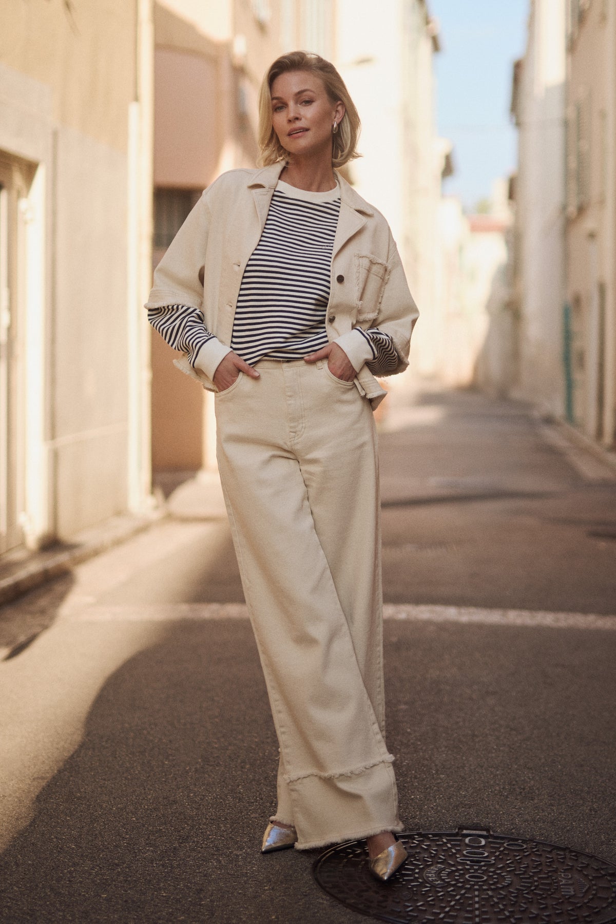 Lichte offwhite jeans Shay met ruches van Nukus, zichtbaar met details en pasvorm op een model.